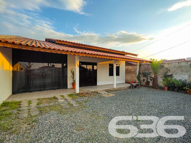 
Encontre seu Refúgio Perfeito no Centro de Balneário Barra do Sul!
Imagine acordar todos os dias com a comodidade de ter tudo ao seu alcance e a tranquilidade de um lar aconchegante. Esta residência de alvenaria, localizada no coração de Balneário Barra do Sul, oferece a combinação perfeita para quem busca praticidade, conforto e lazer.

Espaços Amplos e Aconchegantes:

Suíte principal com privacidade e conforto para você recarregar as energias.
Mais dois dormitórios para acomodar toda a família ou receber amigos com aconchego.
Sala de TV ampla, perfeita para momentos de relaxamento e lazer em família.
Cozinha e sala de jantar integradas, criando um ambiente convidativo para reunir quem você ama.
Momentos Inesquecíveis:

Área de festas com churrasqueira, ideal para celebrar momentos especiais com amigos e familiares.
Amplo espaço de terreno livre, onde as crianças podem brincar, os animais de estimação correr e você pode criar um jardim dos sonhos.
Praticidade no Dia a Dia:

Área de serviços fechada para maior organização e praticidade nas tarefas domésticas.
Despensa espaçosa para armazenar alimentos e outros itens com segurança.
Localização Privilegiada:

A poucos passos de diversos comércios, como supermercados, padarias, farmácias, bancos e lojas, facilitando seu dia a dia.
Perto de escolas, ideal para famílias com crianças em idade escolar.
Fácil acesso às principais vias da cidade, para você se locomover com praticidade para qualquer lugar.
Não perca essa oportunidade única de adquirir um imóvel completo, em uma localização privilegiada e com um preço imperdível!

Agende sua visita agora mesmo e se encante com este lar incrível!

636 NEGÓCIOS IMOBILIÁRIOS: A SUA MELHOR ESCOLHA
Com mais de 30 anos de experiência, a 636 Negócios Imobiliários é sua parceira ideal para encontrar o imóvel perfeito. Estamos prontos para ajudá-lo a fazer deste imóvel o seu novo lar.
 
Telefone: (47) 3451-0636
WhatsApp: (47) 99190-0636