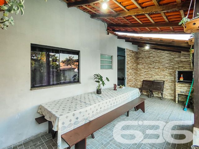 
Encontre seu Refúgio Perfeito no Centro de Balneário Barra do Sul!
Imagine acordar todos os dias com a comodidade de ter tudo ao seu alcance e a tranquilidade de um lar aconchegante. Esta residência de alvenaria, localizada no coração de Balneário Barra do Sul, oferece a combinação perfeita para quem busca praticidade, conforto e lazer.

Espaços Amplos e Aconchegantes:

Suíte principal com privacidade e conforto para você recarregar as energias.
Mais dois dormitórios para acomodar toda a família ou receber amigos com aconchego.
Sala de TV ampla, perfeita para momentos de relaxamento e lazer em família.
Cozinha e sala de jantar integradas, criando um ambiente convidativo para reunir quem você ama.
Momentos Inesquecíveis:

Área de festas com churrasqueira, ideal para celebrar momentos especiais com amigos e familiares.
Amplo espaço de terreno livre, onde as crianças podem brincar, os animais de estimação correr e você pode criar um jardim dos sonhos.
Praticidade no Dia a Dia:

Área de serviços fechada para maior organização e praticidade nas tarefas domésticas.
Despensa espaçosa para armazenar alimentos e outros itens com segurança.
Localização Privilegiada:

A poucos passos de diversos comércios, como supermercados, padarias, farmácias, bancos e lojas, facilitando seu dia a dia.
Perto de escolas, ideal para famílias com crianças em idade escolar.
Fácil acesso às principais vias da cidade, para você se locomover com praticidade para qualquer lugar.
Não perca essa oportunidade única de adquirir um imóvel completo, em uma localização privilegiada e com um preço imperdível!

Agende sua visita agora mesmo e se encante com este lar incrível!

636 NEGÓCIOS IMOBILIÁRIOS: A SUA MELHOR ESCOLHA
Com mais de 30 anos de experiência, a 636 Negócios Imobiliários é sua parceira ideal para encontrar o imóvel perfeito. Estamos prontos para ajudá-lo a fazer deste imóvel o seu novo lar.
 
Telefone: (47) 3451-0636
WhatsApp: (47) 99190-0636