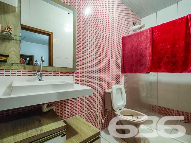 
Encontre seu Refúgio Perfeito no Centro de Balneário Barra do Sul!
Imagine acordar todos os dias com a comodidade de ter tudo ao seu alcance e a tranquilidade de um lar aconchegante. Esta residência de alvenaria, localizada no coração de Balneário Barra do Sul, oferece a combinação perfeita para quem busca praticidade, conforto e lazer.

Espaços Amplos e Aconchegantes:

Suíte principal com privacidade e conforto para você recarregar as energias.
Mais dois dormitórios para acomodar toda a família ou receber amigos com aconchego.
Sala de TV ampla, perfeita para momentos de relaxamento e lazer em família.
Cozinha e sala de jantar integradas, criando um ambiente convidativo para reunir quem você ama.
Momentos Inesquecíveis:

Área de festas com churrasqueira, ideal para celebrar momentos especiais com amigos e familiares.
Amplo espaço de terreno livre, onde as crianças podem brincar, os animais de estimação correr e você pode criar um jardim dos sonhos.
Praticidade no Dia a Dia:

Área de serviços fechada para maior organização e praticidade nas tarefas domésticas.
Despensa espaçosa para armazenar alimentos e outros itens com segurança.
Localização Privilegiada:

A poucos passos de diversos comércios, como supermercados, padarias, farmácias, bancos e lojas, facilitando seu dia a dia.
Perto de escolas, ideal para famílias com crianças em idade escolar.
Fácil acesso às principais vias da cidade, para você se locomover com praticidade para qualquer lugar.
Não perca essa oportunidade única de adquirir um imóvel completo, em uma localização privilegiada e com um preço imperdível!

Agende sua visita agora mesmo e se encante com este lar incrível!

636 NEGÓCIOS IMOBILIÁRIOS: A SUA MELHOR ESCOLHA
Com mais de 30 anos de experiência, a 636 Negócios Imobiliários é sua parceira ideal para encontrar o imóvel perfeito. Estamos prontos para ajudá-lo a fazer deste imóvel o seu novo lar.
 
Telefone: (47) 3451-0636
WhatsApp: (47) 99190-0636