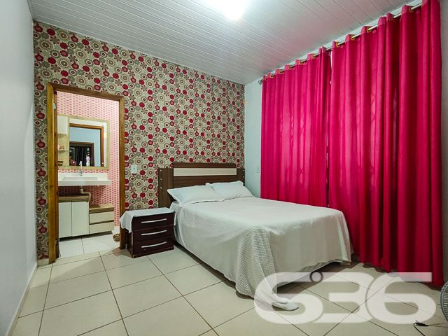
Encontre seu Refúgio Perfeito no Centro de Balneário Barra do Sul!
Imagine acordar todos os dias com a comodidade de ter tudo ao seu alcance e a tranquilidade de um lar aconchegante. Esta residência de alvenaria, localizada no coração de Balneário Barra do Sul, oferece a combinação perfeita para quem busca praticidade, conforto e lazer.

Espaços Amplos e Aconchegantes:

Suíte principal com privacidade e conforto para você recarregar as energias.
Mais dois dormitórios para acomodar toda a família ou receber amigos com aconchego.
Sala de TV ampla, perfeita para momentos de relaxamento e lazer em família.
Cozinha e sala de jantar integradas, criando um ambiente convidativo para reunir quem você ama.
Momentos Inesquecíveis:

Área de festas com churrasqueira, ideal para celebrar momentos especiais com amigos e familiares.
Amplo espaço de terreno livre, onde as crianças podem brincar, os animais de estimação correr e você pode criar um jardim dos sonhos.
Praticidade no Dia a Dia:

Área de serviços fechada para maior organização e praticidade nas tarefas domésticas.
Despensa espaçosa para armazenar alimentos e outros itens com segurança.
Localização Privilegiada:

A poucos passos de diversos comércios, como supermercados, padarias, farmácias, bancos e lojas, facilitando seu dia a dia.
Perto de escolas, ideal para famílias com crianças em idade escolar.
Fácil acesso às principais vias da cidade, para você se locomover com praticidade para qualquer lugar.
Não perca essa oportunidade única de adquirir um imóvel completo, em uma localização privilegiada e com um preço imperdível!

Agende sua visita agora mesmo e se encante com este lar incrível!

636 NEGÓCIOS IMOBILIÁRIOS: A SUA MELHOR ESCOLHA
Com mais de 30 anos de experiência, a 636 Negócios Imobiliários é sua parceira ideal para encontrar o imóvel perfeito. Estamos prontos para ajudá-lo a fazer deste imóvel o seu novo lar.
 
Telefone: (47) 3451-0636
WhatsApp: (47) 99190-0636