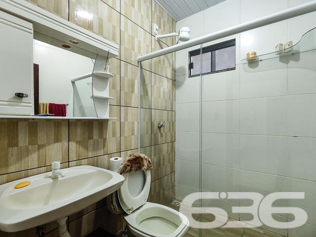 
Encontre seu Refúgio Perfeito no Centro de Balneário Barra do Sul!
Imagine acordar todos os dias com a comodidade de ter tudo ao seu alcance e a tranquilidade de um lar aconchegante. Esta residência de alvenaria, localizada no coração de Balneário Barra do Sul, oferece a combinação perfeita para quem busca praticidade, conforto e lazer.

Espaços Amplos e Aconchegantes:

Suíte principal com privacidade e conforto para você recarregar as energias.
Mais dois dormitórios para acomodar toda a família ou receber amigos com aconchego.
Sala de TV ampla, perfeita para momentos de relaxamento e lazer em família.
Cozinha e sala de jantar integradas, criando um ambiente convidativo para reunir quem você ama.
Momentos Inesquecíveis:

Área de festas com churrasqueira, ideal para celebrar momentos especiais com amigos e familiares.
Amplo espaço de terreno livre, onde as crianças podem brincar, os animais de estimação correr e você pode criar um jardim dos sonhos.
Praticidade no Dia a Dia:

Área de serviços fechada para maior organização e praticidade nas tarefas domésticas.
Despensa espaçosa para armazenar alimentos e outros itens com segurança.
Localização Privilegiada:

A poucos passos de diversos comércios, como supermercados, padarias, farmácias, bancos e lojas, facilitando seu dia a dia.
Perto de escolas, ideal para famílias com crianças em idade escolar.
Fácil acesso às principais vias da cidade, para você se locomover com praticidade para qualquer lugar.
Não perca essa oportunidade única de adquirir um imóvel completo, em uma localização privilegiada e com um preço imperdível!

Agende sua visita agora mesmo e se encante com este lar incrível!

636 NEGÓCIOS IMOBILIÁRIOS: A SUA MELHOR ESCOLHA
Com mais de 30 anos de experiência, a 636 Negócios Imobiliários é sua parceira ideal para encontrar o imóvel perfeito. Estamos prontos para ajudá-lo a fazer deste imóvel o seu novo lar.
 
Telefone: (47) 3451-0636
WhatsApp: (47) 99190-0636