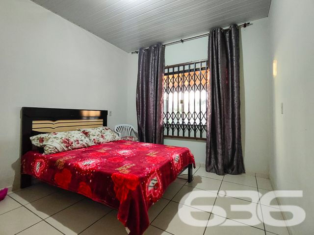 
Encontre seu Refúgio Perfeito no Centro de Balneário Barra do Sul!
Imagine acordar todos os dias com a comodidade de ter tudo ao seu alcance e a tranquilidade de um lar aconchegante. Esta residência de alvenaria, localizada no coração de Balneário Barra do Sul, oferece a combinação perfeita para quem busca praticidade, conforto e lazer.

Espaços Amplos e Aconchegantes:

Suíte principal com privacidade e conforto para você recarregar as energias.
Mais dois dormitórios para acomodar toda a família ou receber amigos com aconchego.
Sala de TV ampla, perfeita para momentos de relaxamento e lazer em família.
Cozinha e sala de jantar integradas, criando um ambiente convidativo para reunir quem você ama.
Momentos Inesquecíveis:

Área de festas com churrasqueira, ideal para celebrar momentos especiais com amigos e familiares.
Amplo espaço de terreno livre, onde as crianças podem brincar, os animais de estimação correr e você pode criar um jardim dos sonhos.
Praticidade no Dia a Dia:

Área de serviços fechada para maior organização e praticidade nas tarefas domésticas.
Despensa espaçosa para armazenar alimentos e outros itens com segurança.
Localização Privilegiada:

A poucos passos de diversos comércios, como supermercados, padarias, farmácias, bancos e lojas, facilitando seu dia a dia.
Perto de escolas, ideal para famílias com crianças em idade escolar.
Fácil acesso às principais vias da cidade, para você se locomover com praticidade para qualquer lugar.
Não perca essa oportunidade única de adquirir um imóvel completo, em uma localização privilegiada e com um preço imperdível!

Agende sua visita agora mesmo e se encante com este lar incrível!

636 NEGÓCIOS IMOBILIÁRIOS: A SUA MELHOR ESCOLHA
Com mais de 30 anos de experiência, a 636 Negócios Imobiliários é sua parceira ideal para encontrar o imóvel perfeito. Estamos prontos para ajudá-lo a fazer deste imóvel o seu novo lar.
 
Telefone: (47) 3451-0636
WhatsApp: (47) 99190-0636