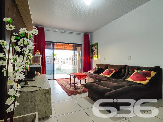 
Encontre seu Refúgio Perfeito no Centro de Balneário Barra do Sul!
Imagine acordar todos os dias com a comodidade de ter tudo ao seu alcance e a tranquilidade de um lar aconchegante. Esta residência de alvenaria, localizada no coração de Balneário Barra do Sul, oferece a combinação perfeita para quem busca praticidade, conforto e lazer.

Espaços Amplos e Aconchegantes:

Suíte principal com privacidade e conforto para você recarregar as energias.
Mais dois dormitórios para acomodar toda a família ou receber amigos com aconchego.
Sala de TV ampla, perfeita para momentos de relaxamento e lazer em família.
Cozinha e sala de jantar integradas, criando um ambiente convidativo para reunir quem você ama.
Momentos Inesquecíveis:

Área de festas com churrasqueira, ideal para celebrar momentos especiais com amigos e familiares.
Amplo espaço de terreno livre, onde as crianças podem brincar, os animais de estimação correr e você pode criar um jardim dos sonhos.
Praticidade no Dia a Dia:

Área de serviços fechada para maior organização e praticidade nas tarefas domésticas.
Despensa espaçosa para armazenar alimentos e outros itens com segurança.
Localização Privilegiada:

A poucos passos de diversos comércios, como supermercados, padarias, farmácias, bancos e lojas, facilitando seu dia a dia.
Perto de escolas, ideal para famílias com crianças em idade escolar.
Fácil acesso às principais vias da cidade, para você se locomover com praticidade para qualquer lugar.
Não perca essa oportunidade única de adquirir um imóvel completo, em uma localização privilegiada e com um preço imperdível!

Agende sua visita agora mesmo e se encante com este lar incrível!

636 NEGÓCIOS IMOBILIÁRIOS: A SUA MELHOR ESCOLHA
Com mais de 30 anos de experiência, a 636 Negócios Imobiliários é sua parceira ideal para encontrar o imóvel perfeito. Estamos prontos para ajudá-lo a fazer deste imóvel o seu novo lar.
 
Telefone: (47) 3451-0636
WhatsApp: (47) 99190-0636