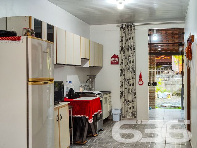 
Encontre seu Refúgio Perfeito no Centro de Balneário Barra do Sul!
Imagine acordar todos os dias com a comodidade de ter tudo ao seu alcance e a tranquilidade de um lar aconchegante. Esta residência de alvenaria, localizada no coração de Balneário Barra do Sul, oferece a combinação perfeita para quem busca praticidade, conforto e lazer.

Espaços Amplos e Aconchegantes:

Suíte principal com privacidade e conforto para você recarregar as energias.
Mais dois dormitórios para acomodar toda a família ou receber amigos com aconchego.
Sala de TV ampla, perfeita para momentos de relaxamento e lazer em família.
Cozinha e sala de jantar integradas, criando um ambiente convidativo para reunir quem você ama.
Momentos Inesquecíveis:

Área de festas com churrasqueira, ideal para celebrar momentos especiais com amigos e familiares.
Amplo espaço de terreno livre, onde as crianças podem brincar, os animais de estimação correr e você pode criar um jardim dos sonhos.
Praticidade no Dia a Dia:

Área de serviços fechada para maior organização e praticidade nas tarefas domésticas.
Despensa espaçosa para armazenar alimentos e outros itens com segurança.
Localização Privilegiada:

A poucos passos de diversos comércios, como supermercados, padarias, farmácias, bancos e lojas, facilitando seu dia a dia.
Perto de escolas, ideal para famílias com crianças em idade escolar.
Fácil acesso às principais vias da cidade, para você se locomover com praticidade para qualquer lugar.
Não perca essa oportunidade única de adquirir um imóvel completo, em uma localização privilegiada e com um preço imperdível!

Agende sua visita agora mesmo e se encante com este lar incrível!

636 NEGÓCIOS IMOBILIÁRIOS: A SUA MELHOR ESCOLHA
Com mais de 30 anos de experiência, a 636 Negócios Imobiliários é sua parceira ideal para encontrar o imóvel perfeito. Estamos prontos para ajudá-lo a fazer deste imóvel o seu novo lar.
 
Telefone: (47) 3451-0636
WhatsApp: (47) 99190-0636