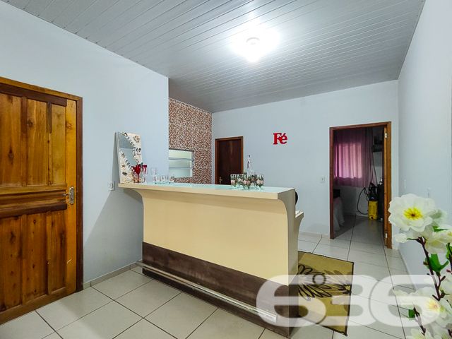 
Encontre seu Refúgio Perfeito no Centro de Balneário Barra do Sul!
Imagine acordar todos os dias com a comodidade de ter tudo ao seu alcance e a tranquilidade de um lar aconchegante. Esta residência de alvenaria, localizada no coração de Balneário Barra do Sul, oferece a combinação perfeita para quem busca praticidade, conforto e lazer.

Espaços Amplos e Aconchegantes:

Suíte principal com privacidade e conforto para você recarregar as energias.
Mais dois dormitórios para acomodar toda a família ou receber amigos com aconchego.
Sala de TV ampla, perfeita para momentos de relaxamento e lazer em família.
Cozinha e sala de jantar integradas, criando um ambiente convidativo para reunir quem você ama.
Momentos Inesquecíveis:

Área de festas com churrasqueira, ideal para celebrar momentos especiais com amigos e familiares.
Amplo espaço de terreno livre, onde as crianças podem brincar, os animais de estimação correr e você pode criar um jardim dos sonhos.
Praticidade no Dia a Dia:

Área de serviços fechada para maior organização e praticidade nas tarefas domésticas.
Despensa espaçosa para armazenar alimentos e outros itens com segurança.
Localização Privilegiada:

A poucos passos de diversos comércios, como supermercados, padarias, farmácias, bancos e lojas, facilitando seu dia a dia.
Perto de escolas, ideal para famílias com crianças em idade escolar.
Fácil acesso às principais vias da cidade, para você se locomover com praticidade para qualquer lugar.
Não perca essa oportunidade única de adquirir um imóvel completo, em uma localização privilegiada e com um preço imperdível!

Agende sua visita agora mesmo e se encante com este lar incrível!

636 NEGÓCIOS IMOBILIÁRIOS: A SUA MELHOR ESCOLHA
Com mais de 30 anos de experiência, a 636 Negócios Imobiliários é sua parceira ideal para encontrar o imóvel perfeito. Estamos prontos para ajudá-lo a fazer deste imóvel o seu novo lar.
 
Telefone: (47) 3451-0636
WhatsApp: (47) 99190-0636