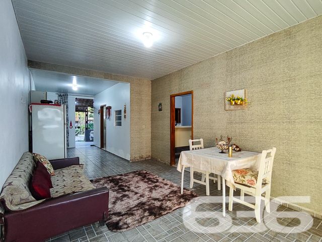 
Encontre seu Refúgio Perfeito no Centro de Balneário Barra do Sul!
Imagine acordar todos os dias com a comodidade de ter tudo ao seu alcance e a tranquilidade de um lar aconchegante. Esta residência de alvenaria, localizada no coração de Balneário Barra do Sul, oferece a combinação perfeita para quem busca praticidade, conforto e lazer.

Espaços Amplos e Aconchegantes:

Suíte principal com privacidade e conforto para você recarregar as energias.
Mais dois dormitórios para acomodar toda a família ou receber amigos com aconchego.
Sala de TV ampla, perfeita para momentos de relaxamento e lazer em família.
Cozinha e sala de jantar integradas, criando um ambiente convidativo para reunir quem você ama.
Momentos Inesquecíveis:

Área de festas com churrasqueira, ideal para celebrar momentos especiais com amigos e familiares.
Amplo espaço de terreno livre, onde as crianças podem brincar, os animais de estimação correr e você pode criar um jardim dos sonhos.
Praticidade no Dia a Dia:

Área de serviços fechada para maior organização e praticidade nas tarefas domésticas.
Despensa espaçosa para armazenar alimentos e outros itens com segurança.
Localização Privilegiada:

A poucos passos de diversos comércios, como supermercados, padarias, farmácias, bancos e lojas, facilitando seu dia a dia.
Perto de escolas, ideal para famílias com crianças em idade escolar.
Fácil acesso às principais vias da cidade, para você se locomover com praticidade para qualquer lugar.
Não perca essa oportunidade única de adquirir um imóvel completo, em uma localização privilegiada e com um preço imperdível!

Agende sua visita agora mesmo e se encante com este lar incrível!

636 NEGÓCIOS IMOBILIÁRIOS: A SUA MELHOR ESCOLHA
Com mais de 30 anos de experiência, a 636 Negócios Imobiliários é sua parceira ideal para encontrar o imóvel perfeito. Estamos prontos para ajudá-lo a fazer deste imóvel o seu novo lar.
 
Telefone: (47) 3451-0636
WhatsApp: (47) 99190-0636