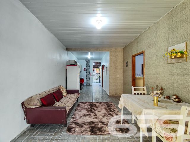 
Encontre seu Refúgio Perfeito no Centro de Balneário Barra do Sul!
Imagine acordar todos os dias com a comodidade de ter tudo ao seu alcance e a tranquilidade de um lar aconchegante. Esta residência de alvenaria, localizada no coração de Balneário Barra do Sul, oferece a combinação perfeita para quem busca praticidade, conforto e lazer.

Espaços Amplos e Aconchegantes:

Suíte principal com privacidade e conforto para você recarregar as energias.
Mais dois dormitórios para acomodar toda a família ou receber amigos com aconchego.
Sala de TV ampla, perfeita para momentos de relaxamento e lazer em família.
Cozinha e sala de jantar integradas, criando um ambiente convidativo para reunir quem você ama.
Momentos Inesquecíveis:

Área de festas com churrasqueira, ideal para celebrar momentos especiais com amigos e familiares.
Amplo espaço de terreno livre, onde as crianças podem brincar, os animais de estimação correr e você pode criar um jardim dos sonhos.
Praticidade no Dia a Dia:

Área de serviços fechada para maior organização e praticidade nas tarefas domésticas.
Despensa espaçosa para armazenar alimentos e outros itens com segurança.
Localização Privilegiada:

A poucos passos de diversos comércios, como supermercados, padarias, farmácias, bancos e lojas, facilitando seu dia a dia.
Perto de escolas, ideal para famílias com crianças em idade escolar.
Fácil acesso às principais vias da cidade, para você se locomover com praticidade para qualquer lugar.
Não perca essa oportunidade única de adquirir um imóvel completo, em uma localização privilegiada e com um preço imperdível!

Agende sua visita agora mesmo e se encante com este lar incrível!

636 NEGÓCIOS IMOBILIÁRIOS: A SUA MELHOR ESCOLHA
Com mais de 30 anos de experiência, a 636 Negócios Imobiliários é sua parceira ideal para encontrar o imóvel perfeito. Estamos prontos para ajudá-lo a fazer deste imóvel o seu novo lar.
 
Telefone: (47) 3451-0636
WhatsApp: (47) 99190-0636