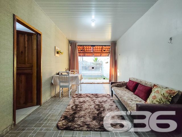 
Encontre seu Refúgio Perfeito no Centro de Balneário Barra do Sul!
Imagine acordar todos os dias com a comodidade de ter tudo ao seu alcance e a tranquilidade de um lar aconchegante. Esta residência de alvenaria, localizada no coração de Balneário Barra do Sul, oferece a combinação perfeita para quem busca praticidade, conforto e lazer.

Espaços Amplos e Aconchegantes:

Suíte principal com privacidade e conforto para você recarregar as energias.
Mais dois dormitórios para acomodar toda a família ou receber amigos com aconchego.
Sala de TV ampla, perfeita para momentos de relaxamento e lazer em família.
Cozinha e sala de jantar integradas, criando um ambiente convidativo para reunir quem você ama.
Momentos Inesquecíveis:

Área de festas com churrasqueira, ideal para celebrar momentos especiais com amigos e familiares.
Amplo espaço de terreno livre, onde as crianças podem brincar, os animais de estimação correr e você pode criar um jardim dos sonhos.
Praticidade no Dia a Dia:

Área de serviços fechada para maior organização e praticidade nas tarefas domésticas.
Despensa espaçosa para armazenar alimentos e outros itens com segurança.
Localização Privilegiada:

A poucos passos de diversos comércios, como supermercados, padarias, farmácias, bancos e lojas, facilitando seu dia a dia.
Perto de escolas, ideal para famílias com crianças em idade escolar.
Fácil acesso às principais vias da cidade, para você se locomover com praticidade para qualquer lugar.
Não perca essa oportunidade única de adquirir um imóvel completo, em uma localização privilegiada e com um preço imperdível!

Agende sua visita agora mesmo e se encante com este lar incrível!

636 NEGÓCIOS IMOBILIÁRIOS: A SUA MELHOR ESCOLHA
Com mais de 30 anos de experiência, a 636 Negócios Imobiliários é sua parceira ideal para encontrar o imóvel perfeito. Estamos prontos para ajudá-lo a fazer deste imóvel o seu novo lar.
 
Telefone: (47) 3451-0636
WhatsApp: (47) 99190-0636