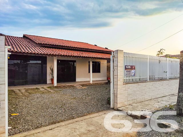 
Encontre seu Refúgio Perfeito no Centro de Balneário Barra do Sul!
Imagine acordar todos os dias com a comodidade de ter tudo ao seu alcance e a tranquilidade de um lar aconchegante. Esta residência de alvenaria, localizada no coração de Balneário Barra do Sul, oferece a combinação perfeita para quem busca praticidade, conforto e lazer.

Espaços Amplos e Aconchegantes:

Suíte principal com privacidade e conforto para você recarregar as energias.
Mais dois dormitórios para acomodar toda a família ou receber amigos com aconchego.
Sala de TV ampla, perfeita para momentos de relaxamento e lazer em família.
Cozinha e sala de jantar integradas, criando um ambiente convidativo para reunir quem você ama.
Momentos Inesquecíveis:

Área de festas com churrasqueira, ideal para celebrar momentos especiais com amigos e familiares.
Amplo espaço de terreno livre, onde as crianças podem brincar, os animais de estimação correr e você pode criar um jardim dos sonhos.
Praticidade no Dia a Dia:

Área de serviços fechada para maior organização e praticidade nas tarefas domésticas.
Despensa espaçosa para armazenar alimentos e outros itens com segurança.
Localização Privilegiada:

A poucos passos de diversos comércios, como supermercados, padarias, farmácias, bancos e lojas, facilitando seu dia a dia.
Perto de escolas, ideal para famílias com crianças em idade escolar.
Fácil acesso às principais vias da cidade, para você se locomover com praticidade para qualquer lugar.
Não perca essa oportunidade única de adquirir um imóvel completo, em uma localização privilegiada e com um preço imperdível!

Agende sua visita agora mesmo e se encante com este lar incrível!

636 NEGÓCIOS IMOBILIÁRIOS: A SUA MELHOR ESCOLHA
Com mais de 30 anos de experiência, a 636 Negócios Imobiliários é sua parceira ideal para encontrar o imóvel perfeito. Estamos prontos para ajudá-lo a fazer deste imóvel o seu novo lar.
 
Telefone: (47) 3451-0636
WhatsApp: (47) 99190-0636