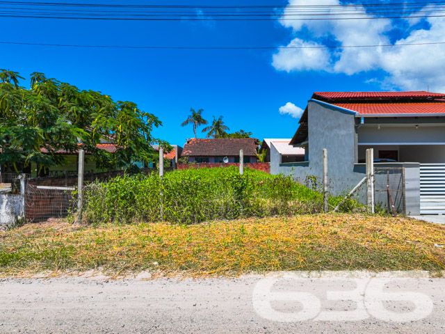 Descubra o potencial pleno de um terreno excepcional no coração de Balneário Barra do Sul, SC. Situado no Centro, este terreno de 300,30 m² é a tela em branco ideal para construir a casa dos seus sonhos ou um investimento sólido em um local de rápido crescimento e valorização.

Características do Terreno:

Localização: Proximidade com o centro de Balneário Barra do Sul e acessos principais, proporcionando facilidade de acesso e conveniência.
Infraestrutura: Permitindo flexibilidade no projeto urbanístico e na personalização do acesso.
Este terreno não só oferece uma localização privilegiada mas também a tranquilidade de um bairro que combina a serenidade de uma área residencial com a praticidade de acessos rápidos às principais vias e serviços. A poucos minutos do litoral, o terreno proporciona um refúgio ideal da rotina sem abrir mão das conveniências urbanas.

Com um projeto visionário, este espaço é perfeito para quem deseja investir em uma propriedade que continue a crescer em valor, impulsionado por uma região em constante desenvolvimento. A possibilidade de construir uma residência personalizada ou um empreendimento que atenda às crescentes demandas do mercado imobiliário local é real e tangível.

A 636 Negócios Imobiliários, com mais de 30 anos de experiência em mediação de negócios imobiliários e uma equipe altamente qualificada, garante suporte completo em todas as etapas da compra. Valorizamos cada cliente e proporcionamos um serviço que reflete a excelência e o compromisso com a perfeição técnico-jurídica em todas as transações.

Não perca a oportunidade de investir em um dos locais mais cobiçados de Balneário Barra do Sul. Visite o terreno hoje mesmo e comece a planejar seu futuro com a segurança e a confiança que só a 636 Negócios Imobiliários pode oferecer.
 
636 NEGÓCIOS IMOBILIÁRIOS: A SUA MELHOR ESCOLHA
Com mais de 30 anos de experiência, a 636 Negócios Imobiliários é sua parceira ideal para encontrar o imóvel perfeito. Estamos prontos para ajudá-lo a fazer deste imóvel o seu novo lar.
 
Telefone: (47) 3451-0636
WhatsApp: (47) 99190-0636
 
Não perca esta oportunidade única. Visite nosso site para mais informações: i636.com.br