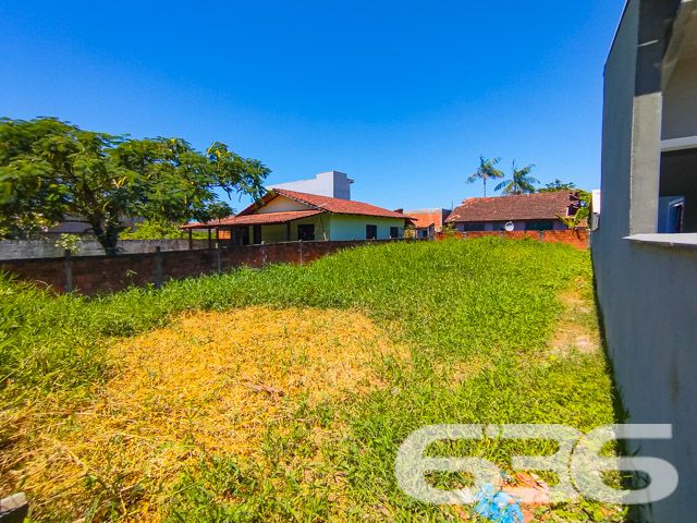 Descubra o potencial pleno de um terreno excepcional no coração de Balneário Barra do Sul, SC. Situado no Centro, este terreno de 300,30 m² é a tela em branco ideal para construir a casa dos seus sonhos ou um investimento sólido em um local de rápido crescimento e valorização.

Características do Terreno:

Localização: Proximidade com o centro de Balneário Barra do Sul e acessos principais, proporcionando facilidade de acesso e conveniência.
Infraestrutura: Permitindo flexibilidade no projeto urbanístico e na personalização do acesso.
Este terreno não só oferece uma localização privilegiada mas também a tranquilidade de um bairro que combina a serenidade de uma área residencial com a praticidade de acessos rápidos às principais vias e serviços. A poucos minutos do litoral, o terreno proporciona um refúgio ideal da rotina sem abrir mão das conveniências urbanas.

Com um projeto visionário, este espaço é perfeito para quem deseja investir em uma propriedade que continue a crescer em valor, impulsionado por uma região em constante desenvolvimento. A possibilidade de construir uma residência personalizada ou um empreendimento que atenda às crescentes demandas do mercado imobiliário local é real e tangível.

A 636 Negócios Imobiliários, com mais de 30 anos de experiência em mediação de negócios imobiliários e uma equipe altamente qualificada, garante suporte completo em todas as etapas da compra. Valorizamos cada cliente e proporcionamos um serviço que reflete a excelência e o compromisso com a perfeição técnico-jurídica em todas as transações.

Não perca a oportunidade de investir em um dos locais mais cobiçados de Balneário Barra do Sul. Visite o terreno hoje mesmo e comece a planejar seu futuro com a segurança e a confiança que só a 636 Negócios Imobiliários pode oferecer.
 
636 NEGÓCIOS IMOBILIÁRIOS: A SUA MELHOR ESCOLHA
Com mais de 30 anos de experiência, a 636 Negócios Imobiliários é sua parceira ideal para encontrar o imóvel perfeito. Estamos prontos para ajudá-lo a fazer deste imóvel o seu novo lar.
 
Telefone: (47) 3451-0636
WhatsApp: (47) 99190-0636
 
Não perca esta oportunidade única. Visite nosso site para mais informações: i636.com.br