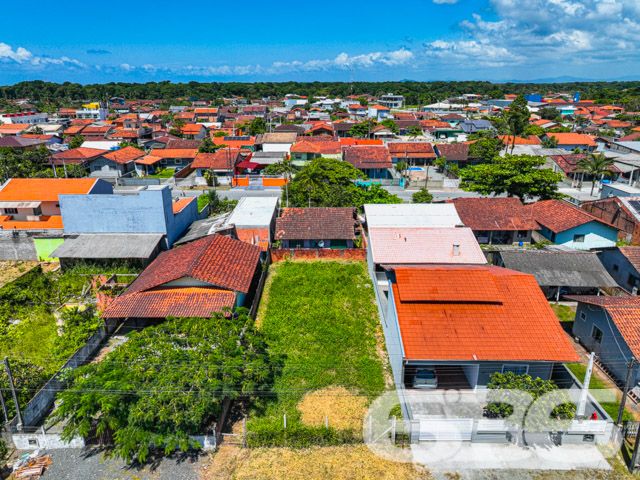 Descubra o potencial pleno de um terreno excepcional no coração de Balneário Barra do Sul, SC. Situado no Centro, este terreno de 300,30 m² é a tela em branco ideal para construir a casa dos seus sonhos ou um investimento sólido em um local de rápido crescimento e valorização.

Características do Terreno:

Localização: Proximidade com o centro de Balneário Barra do Sul e acessos principais, proporcionando facilidade de acesso e conveniência.
Infraestrutura: Permitindo flexibilidade no projeto urbanístico e na personalização do acesso.
Este terreno não só oferece uma localização privilegiada mas também a tranquilidade de um bairro que combina a serenidade de uma área residencial com a praticidade de acessos rápidos às principais vias e serviços. A poucos minutos do litoral, o terreno proporciona um refúgio ideal da rotina sem abrir mão das conveniências urbanas.

Com um projeto visionário, este espaço é perfeito para quem deseja investir em uma propriedade que continue a crescer em valor, impulsionado por uma região em constante desenvolvimento. A possibilidade de construir uma residência personalizada ou um empreendimento que atenda às crescentes demandas do mercado imobiliário local é real e tangível.

A 636 Negócios Imobiliários, com mais de 30 anos de experiência em mediação de negócios imobiliários e uma equipe altamente qualificada, garante suporte completo em todas as etapas da compra. Valorizamos cada cliente e proporcionamos um serviço que reflete a excelência e o compromisso com a perfeição técnico-jurídica em todas as transações.

Não perca a oportunidade de investir em um dos locais mais cobiçados de Balneário Barra do Sul. Visite o terreno hoje mesmo e comece a planejar seu futuro com a segurança e a confiança que só a 636 Negócios Imobiliários pode oferecer.
 
636 NEGÓCIOS IMOBILIÁRIOS: A SUA MELHOR ESCOLHA
Com mais de 30 anos de experiência, a 636 Negócios Imobiliários é sua parceira ideal para encontrar o imóvel perfeito. Estamos prontos para ajudá-lo a fazer deste imóvel o seu novo lar.
 
Telefone: (47) 3451-0636
WhatsApp: (47) 99190-0636
 
Não perca esta oportunidade única. Visite nosso site para mais informações: i636.com.br