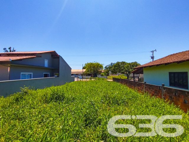 Descubra o potencial pleno de um terreno excepcional no coração de Balneário Barra do Sul, SC. Situado no Centro, este terreno de 300,30 m² é a tela em branco ideal para construir a casa dos seus sonhos ou um investimento sólido em um local de rápido crescimento e valorização.

Características do Terreno:

Localização: Proximidade com o centro de Balneário Barra do Sul e acessos principais, proporcionando facilidade de acesso e conveniência.
Infraestrutura: Permitindo flexibilidade no projeto urbanístico e na personalização do acesso.
Este terreno não só oferece uma localização privilegiada mas também a tranquilidade de um bairro que combina a serenidade de uma área residencial com a praticidade de acessos rápidos às principais vias e serviços. A poucos minutos do litoral, o terreno proporciona um refúgio ideal da rotina sem abrir mão das conveniências urbanas.

Com um projeto visionário, este espaço é perfeito para quem deseja investir em uma propriedade que continue a crescer em valor, impulsionado por uma região em constante desenvolvimento. A possibilidade de construir uma residência personalizada ou um empreendimento que atenda às crescentes demandas do mercado imobiliário local é real e tangível.

A 636 Negócios Imobiliários, com mais de 30 anos de experiência em mediação de negócios imobiliários e uma equipe altamente qualificada, garante suporte completo em todas as etapas da compra. Valorizamos cada cliente e proporcionamos um serviço que reflete a excelência e o compromisso com a perfeição técnico-jurídica em todas as transações.

Não perca a oportunidade de investir em um dos locais mais cobiçados de Balneário Barra do Sul. Visite o terreno hoje mesmo e comece a planejar seu futuro com a segurança e a confiança que só a 636 Negócios Imobiliários pode oferecer.
 
636 NEGÓCIOS IMOBILIÁRIOS: A SUA MELHOR ESCOLHA
Com mais de 30 anos de experiência, a 636 Negócios Imobiliários é sua parceira ideal para encontrar o imóvel perfeito. Estamos prontos para ajudá-lo a fazer deste imóvel o seu novo lar.
 
Telefone: (47) 3451-0636
WhatsApp: (47) 99190-0636
 
Não perca esta oportunidade única. Visite nosso site para mais informações: i636.com.br