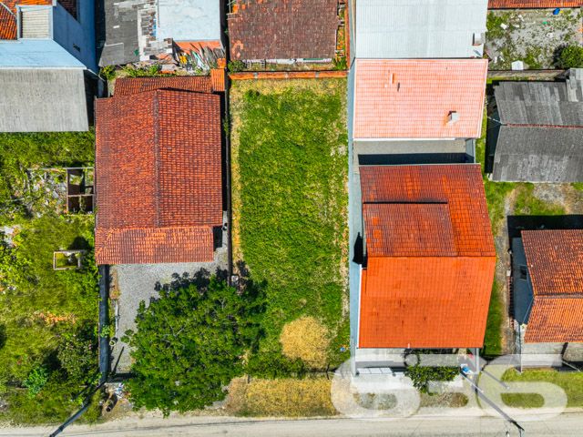 Descubra o potencial pleno de um terreno excepcional no coração de Balneário Barra do Sul, SC. Situado no Centro, este terreno de 300,30 m² é a tela em branco ideal para construir a casa dos seus sonhos ou um investimento sólido em um local de rápido crescimento e valorização.

Características do Terreno:

Localização: Proximidade com o centro de Balneário Barra do Sul e acessos principais, proporcionando facilidade de acesso e conveniência.
Infraestrutura: Permitindo flexibilidade no projeto urbanístico e na personalização do acesso.
Este terreno não só oferece uma localização privilegiada mas também a tranquilidade de um bairro que combina a serenidade de uma área residencial com a praticidade de acessos rápidos às principais vias e serviços. A poucos minutos do litoral, o terreno proporciona um refúgio ideal da rotina sem abrir mão das conveniências urbanas.

Com um projeto visionário, este espaço é perfeito para quem deseja investir em uma propriedade que continue a crescer em valor, impulsionado por uma região em constante desenvolvimento. A possibilidade de construir uma residência personalizada ou um empreendimento que atenda às crescentes demandas do mercado imobiliário local é real e tangível.

A 636 Negócios Imobiliários, com mais de 30 anos de experiência em mediação de negócios imobiliários e uma equipe altamente qualificada, garante suporte completo em todas as etapas da compra. Valorizamos cada cliente e proporcionamos um serviço que reflete a excelência e o compromisso com a perfeição técnico-jurídica em todas as transações.

Não perca a oportunidade de investir em um dos locais mais cobiçados de Balneário Barra do Sul. Visite o terreno hoje mesmo e comece a planejar seu futuro com a segurança e a confiança que só a 636 Negócios Imobiliários pode oferecer.
 
636 NEGÓCIOS IMOBILIÁRIOS: A SUA MELHOR ESCOLHA
Com mais de 30 anos de experiência, a 636 Negócios Imobiliários é sua parceira ideal para encontrar o imóvel perfeito. Estamos prontos para ajudá-lo a fazer deste imóvel o seu novo lar.
 
Telefone: (47) 3451-0636
WhatsApp: (47) 99190-0636
 
Não perca esta oportunidade única. Visite nosso site para mais informações: i636.com.br