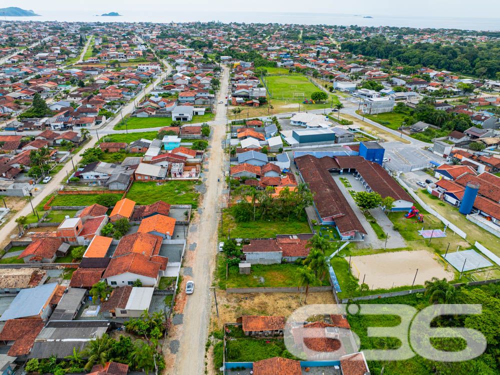 Descubra o Potencial do Seu Novo Investimento em Balneário Barra do Sul, SC
636 Negócios Imobiliários apresenta uma oportunidade única de investimento ou construção em Balneário Barra do Sul, SC. Estamos oferecendo um terreno espetacular no Centro, um local com grande potencial de valorização e desenvolvimento.
Localização Privilegiada
Situado em uma região tranquila, mas ainda assim perto de importantes vias de acesso e comércios locais, este terreno no Centro de Balneário Barra do Sul é o cenário perfeito para seu próximo projeto.
Características do Terreno
O terreno possui uma área total de 300,30m², com dimensões bem distribuídas. A topografia plana e a orientação para o norte maximizam a exposição ao sol, ideal para construções residenciais ou comerciais.
Potencial de Desenvolvimento
Imagine as possibilidades: seja para construir a casa dos seus sonhos, desenvolver um novo estabelecimento comercial ou simplesmente investir em um ativo que só tende a valorizar. O terreno oferece fácil acesso a serviços essenciais como escolas, mercados e centros de saúde, além de estar a uma curta distância das belas praias da região, aumentando ainda mais seu apelo.
Este terreno não é apenas um espaço, mas uma tela em branco esperando para ser transformada. Aproveite esta oportunidade para construir algo grande, em um lugar feito para crescer junto com você e sua família.
Entre em Contato e Agende sua Visita
Não perca a chance de conhecer este terreno excepcional. Entre em contato com a 636 Negócios Imobiliários hoje mesmo e descubra como podemos ajudá-lo a transformar esta propriedade em seu novo projeto de vida. Nosso time de especialistas está pronto para atendê-lo e garantir o melhor negócio possível. Visite nosso site ou nossas redes sociais para mais informações e para agendar sua visita ao local.
636 NEGÓCIOS IMOBILIÁRIOS: A SUA MELHOR ESCOLHA
Com mais de 30 anos de experiência, a 636 Negócios Imobiliários é sua parceira ideal para encontrar o imóvel perfeito. Estamos prontos para ajudá-lo a fazer deste imóvel o seu novo lar.
Telefone: (47) 3451-0636
WhatsApp: (47) 99190-0636
Não perca esta oportunidade única. Visite nosso site para mais informações: i636.com.br
