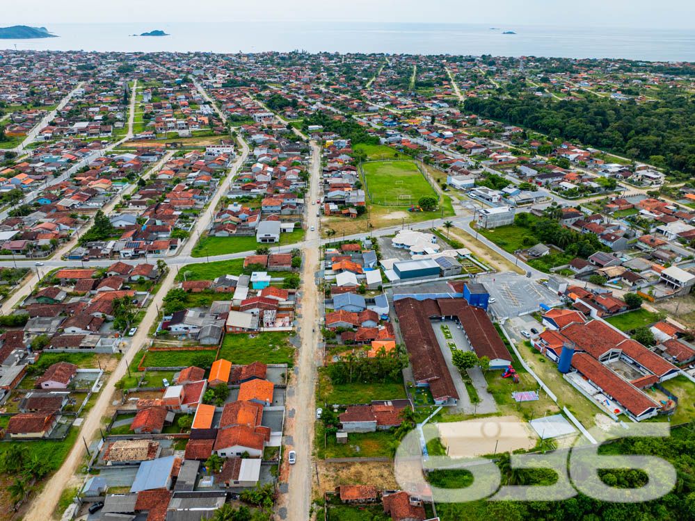 Descubra o Potencial do Seu Novo Investimento em Balneário Barra do Sul, SC
636 Negócios Imobiliários apresenta uma oportunidade única de investimento ou construção em Balneário Barra do Sul, SC. Estamos oferecendo um terreno espetacular no Centro, um local com grande potencial de valorização e desenvolvimento.
Localização Privilegiada
Situado em uma região tranquila, mas ainda assim perto de importantes vias de acesso e comércios locais, este terreno no Centro de Balneário Barra do Sul é o cenário perfeito para seu próximo projeto.
Características do Terreno
O terreno possui uma área total de 300,30m², com dimensões bem distribuídas. A topografia plana e a orientação para o norte maximizam a exposição ao sol, ideal para construções residenciais ou comerciais.
Potencial de Desenvolvimento
Imagine as possibilidades: seja para construir a casa dos seus sonhos, desenvolver um novo estabelecimento comercial ou simplesmente investir em um ativo que só tende a valorizar. O terreno oferece fácil acesso a serviços essenciais como escolas, mercados e centros de saúde, além de estar a uma curta distância das belas praias da região, aumentando ainda mais seu apelo.
Este terreno não é apenas um espaço, mas uma tela em branco esperando para ser transformada. Aproveite esta oportunidade para construir algo grande, em um lugar feito para crescer junto com você e sua família.
Entre em Contato e Agende sua Visita
Não perca a chance de conhecer este terreno excepcional. Entre em contato com a 636 Negócios Imobiliários hoje mesmo e descubra como podemos ajudá-lo a transformar esta propriedade em seu novo projeto de vida. Nosso time de especialistas está pronto para atendê-lo e garantir o melhor negócio possível. Visite nosso site ou nossas redes sociais para mais informações e para agendar sua visita ao local.
636 NEGÓCIOS IMOBILIÁRIOS: A SUA MELHOR ESCOLHA
Com mais de 30 anos de experiência, a 636 Negócios Imobiliários é sua parceira ideal para encontrar o imóvel perfeito. Estamos prontos para ajudá-lo a fazer deste imóvel o seu novo lar.
Telefone: (47) 3451-0636
WhatsApp: (47) 99190-0636
Não perca esta oportunidade única. Visite nosso site para mais informações: i636.com.br