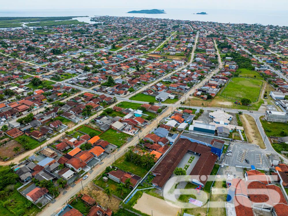 Descubra o Potencial do Seu Novo Investimento em Balneário Barra do Sul, SC
636 Negócios Imobiliários apresenta uma oportunidade única de investimento ou construção em Balneário Barra do Sul, SC. Estamos oferecendo um terreno espetacular no Centro, um local com grande potencial de valorização e desenvolvimento.
Localização Privilegiada
Situado em uma região tranquila, mas ainda assim perto de importantes vias de acesso e comércios locais, este terreno no Centro de Balneário Barra do Sul é o cenário perfeito para seu próximo projeto.
Características do Terreno
O terreno possui uma área total de 300,30m², com dimensões bem distribuídas. A topografia plana e a orientação para o norte maximizam a exposição ao sol, ideal para construções residenciais ou comerciais.
Potencial de Desenvolvimento
Imagine as possibilidades: seja para construir a casa dos seus sonhos, desenvolver um novo estabelecimento comercial ou simplesmente investir em um ativo que só tende a valorizar. O terreno oferece fácil acesso a serviços essenciais como escolas, mercados e centros de saúde, além de estar a uma curta distância das belas praias da região, aumentando ainda mais seu apelo.
Este terreno não é apenas um espaço, mas uma tela em branco esperando para ser transformada. Aproveite esta oportunidade para construir algo grande, em um lugar feito para crescer junto com você e sua família.
Entre em Contato e Agende sua Visita
Não perca a chance de conhecer este terreno excepcional. Entre em contato com a 636 Negócios Imobiliários hoje mesmo e descubra como podemos ajudá-lo a transformar esta propriedade em seu novo projeto de vida. Nosso time de especialistas está pronto para atendê-lo e garantir o melhor negócio possível. Visite nosso site ou nossas redes sociais para mais informações e para agendar sua visita ao local.
636 NEGÓCIOS IMOBILIÁRIOS: A SUA MELHOR ESCOLHA
Com mais de 30 anos de experiência, a 636 Negócios Imobiliários é sua parceira ideal para encontrar o imóvel perfeito. Estamos prontos para ajudá-lo a fazer deste imóvel o seu novo lar.
Telefone: (47) 3451-0636
WhatsApp: (47) 99190-0636
Não perca esta oportunidade única. Visite nosso site para mais informações: i636.com.br