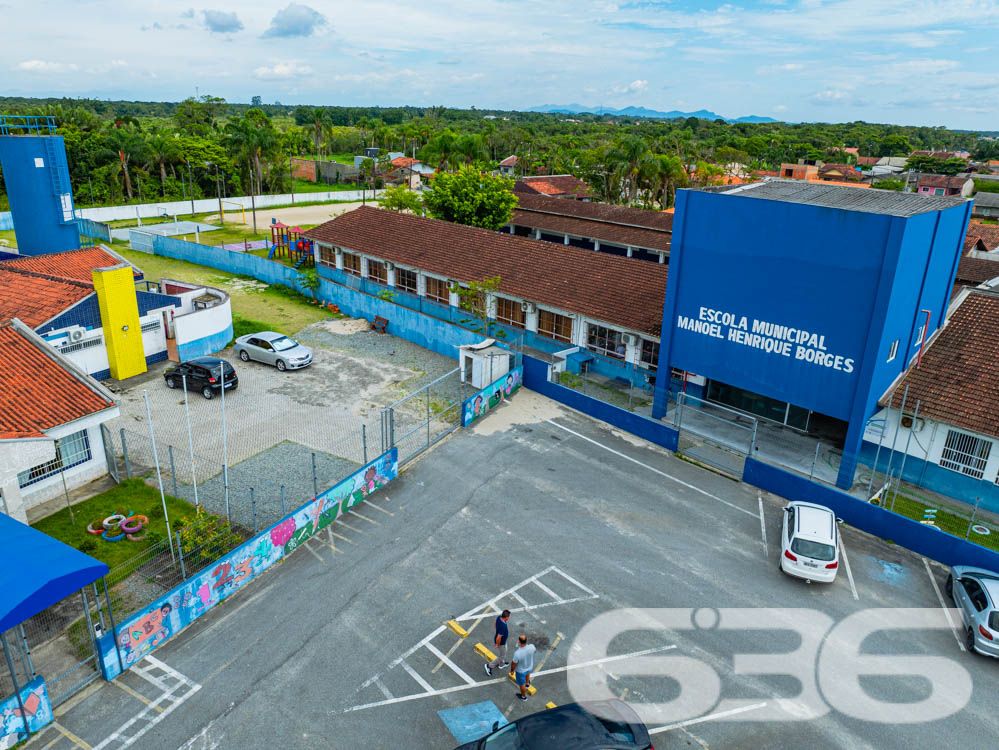 Descubra o Potencial do Seu Novo Investimento em Balneário Barra do Sul, SC
636 Negócios Imobiliários apresenta uma oportunidade única de investimento ou construção em Balneário Barra do Sul, SC. Estamos oferecendo um terreno espetacular no Centro, um local com grande potencial de valorização e desenvolvimento.
Localização Privilegiada
Situado em uma região tranquila, mas ainda assim perto de importantes vias de acesso e comércios locais, este terreno no Centro de Balneário Barra do Sul é o cenário perfeito para seu próximo projeto.
Características do Terreno
O terreno possui uma área total de 300,30m², com dimensões bem distribuídas. A topografia plana e a orientação para o norte maximizam a exposição ao sol, ideal para construções residenciais ou comerciais.
Potencial de Desenvolvimento
Imagine as possibilidades: seja para construir a casa dos seus sonhos, desenvolver um novo estabelecimento comercial ou simplesmente investir em um ativo que só tende a valorizar. O terreno oferece fácil acesso a serviços essenciais como escolas, mercados e centros de saúde, além de estar a uma curta distância das belas praias da região, aumentando ainda mais seu apelo.
Este terreno não é apenas um espaço, mas uma tela em branco esperando para ser transformada. Aproveite esta oportunidade para construir algo grande, em um lugar feito para crescer junto com você e sua família.
Entre em Contato e Agende sua Visita
Não perca a chance de conhecer este terreno excepcional. Entre em contato com a 636 Negócios Imobiliários hoje mesmo e descubra como podemos ajudá-lo a transformar esta propriedade em seu novo projeto de vida. Nosso time de especialistas está pronto para atendê-lo e garantir o melhor negócio possível. Visite nosso site ou nossas redes sociais para mais informações e para agendar sua visita ao local.
636 NEGÓCIOS IMOBILIÁRIOS: A SUA MELHOR ESCOLHA
Com mais de 30 anos de experiência, a 636 Negócios Imobiliários é sua parceira ideal para encontrar o imóvel perfeito. Estamos prontos para ajudá-lo a fazer deste imóvel o seu novo lar.
Telefone: (47) 3451-0636
WhatsApp: (47) 99190-0636
Não perca esta oportunidade única. Visite nosso site para mais informações: i636.com.br
