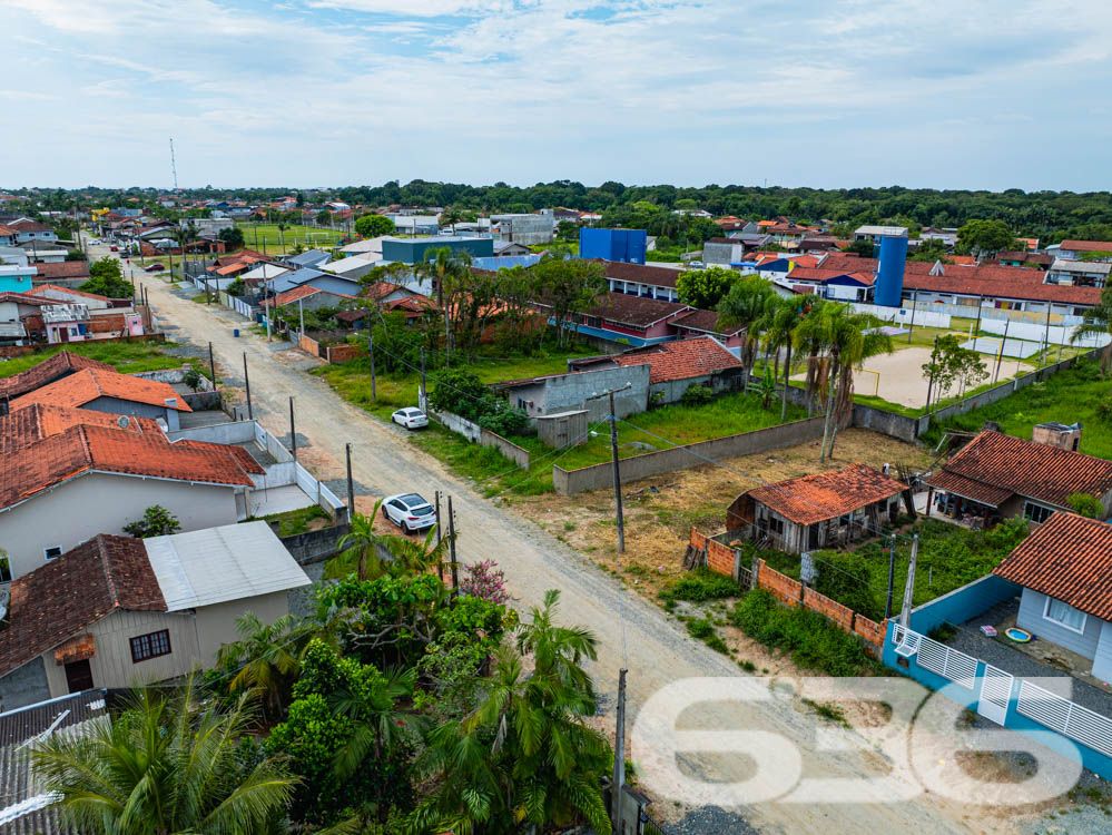 Descubra o Potencial do Seu Novo Investimento em Balneário Barra do Sul, SC
636 Negócios Imobiliários apresenta uma oportunidade única de investimento ou construção em Balneário Barra do Sul, SC. Estamos oferecendo um terreno espetacular no Centro, um local com grande potencial de valorização e desenvolvimento.
Localização Privilegiada
Situado em uma região tranquila, mas ainda assim perto de importantes vias de acesso e comércios locais, este terreno no Centro de Balneário Barra do Sul é o cenário perfeito para seu próximo projeto.
Características do Terreno
O terreno possui uma área total de 300,30m², com dimensões bem distribuídas. A topografia plana e a orientação para o norte maximizam a exposição ao sol, ideal para construções residenciais ou comerciais.
Potencial de Desenvolvimento
Imagine as possibilidades: seja para construir a casa dos seus sonhos, desenvolver um novo estabelecimento comercial ou simplesmente investir em um ativo que só tende a valorizar. O terreno oferece fácil acesso a serviços essenciais como escolas, mercados e centros de saúde, além de estar a uma curta distância das belas praias da região, aumentando ainda mais seu apelo.
Este terreno não é apenas um espaço, mas uma tela em branco esperando para ser transformada. Aproveite esta oportunidade para construir algo grande, em um lugar feito para crescer junto com você e sua família.
Entre em Contato e Agende sua Visita
Não perca a chance de conhecer este terreno excepcional. Entre em contato com a 636 Negócios Imobiliários hoje mesmo e descubra como podemos ajudá-lo a transformar esta propriedade em seu novo projeto de vida. Nosso time de especialistas está pronto para atendê-lo e garantir o melhor negócio possível. Visite nosso site ou nossas redes sociais para mais informações e para agendar sua visita ao local.
636 NEGÓCIOS IMOBILIÁRIOS: A SUA MELHOR ESCOLHA
Com mais de 30 anos de experiência, a 636 Negócios Imobiliários é sua parceira ideal para encontrar o imóvel perfeito. Estamos prontos para ajudá-lo a fazer deste imóvel o seu novo lar.
Telefone: (47) 3451-0636
WhatsApp: (47) 99190-0636
Não perca esta oportunidade única. Visite nosso site para mais informações: i636.com.br