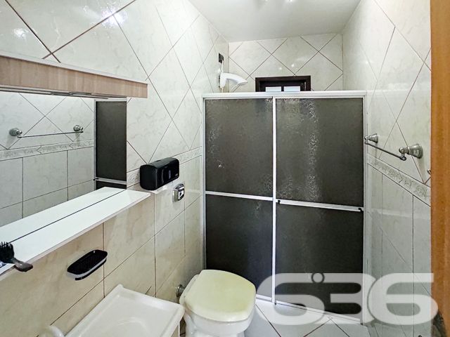 LINDA CASA COM SUÍTE + DORMITÓRIO EM SÃO FRANCISCO DO SUL!
Descubra o refúgio perfeito em São Francisco do Sul, no bairro Ervino. Esta casa de bom padrão, com 160m² de área construída em um terreno de 360m², está a apenas 800 metros da praia, prometendo um estilo de vida tranquilo e repleto de momentos felizes ao lado da natureza.
CONFORTO, SEGURANÇA E LAZER EM UM SÓ LUGAR:
Com um dormitório aconchegante, suíte espaçosa, dois banheiros, e uma sala de estar convidativa, esta casa é ideal para quem busca conforto e privacidade. A área de festas com churrasqueira e fogão a lenha é perfeita para reunir amigos e família, enquanto o jardim e a edícula oferecem ainda mais espaço para seu lazer e hobbies.
UMA LOCALIZAÇÃO PRIVILEGIADA:
Situada no bairro Ervino, conhecido por sua tranquilidade e beleza natural, esta propriedade fica perto de vias de acesso e serviços públicos essenciais, garantindo facilidade no seu dia a dia. A cerca elétrica e a vigilância eletrônica proporcionam segurança e paz de espírito.
636 NEGÓCIOS IMOBILIÁRIOS - SUA MELHOR ESCOLHA:
Com mais de três décadas de experiência, a 636 Negócios Imobiliários é especialista em transformar sonhos em realidade. Nossa equipe está pronta para ajudá-lo a encontrar o lar ideal.
Telefone: (47) 3448-3636
WhatsApp: (47) 99190-0636
Não perca esta chance única de viver perto do mar! Para mais detalhes, visite nosso site: i636.com.br