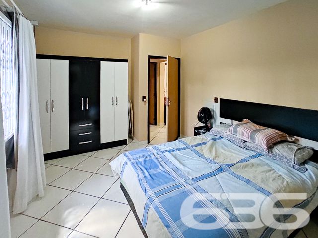 LINDA CASA COM SUÍTE + DORMITÓRIO EM SÃO FRANCISCO DO SUL!
Descubra o refúgio perfeito em São Francisco do Sul, no bairro Ervino. Esta casa de bom padrão, com 160m² de área construída em um terreno de 360m², está a apenas 800 metros da praia, prometendo um estilo de vida tranquilo e repleto de momentos felizes ao lado da natureza.
CONFORTO, SEGURANÇA E LAZER EM UM SÓ LUGAR:
Com um dormitório aconchegante, suíte espaçosa, dois banheiros, e uma sala de estar convidativa, esta casa é ideal para quem busca conforto e privacidade. A área de festas com churrasqueira e fogão a lenha é perfeita para reunir amigos e família, enquanto o jardim e a edícula oferecem ainda mais espaço para seu lazer e hobbies.
UMA LOCALIZAÇÃO PRIVILEGIADA:
Situada no bairro Ervino, conhecido por sua tranquilidade e beleza natural, esta propriedade fica perto de vias de acesso e serviços públicos essenciais, garantindo facilidade no seu dia a dia. A cerca elétrica e a vigilância eletrônica proporcionam segurança e paz de espírito.
636 NEGÓCIOS IMOBILIÁRIOS - SUA MELHOR ESCOLHA:
Com mais de três décadas de experiência, a 636 Negócios Imobiliários é especialista em transformar sonhos em realidade. Nossa equipe está pronta para ajudá-lo a encontrar o lar ideal.
Telefone: (47) 3448-3636
WhatsApp: (47) 99190-0636
Não perca esta chance única de viver perto do mar! Para mais detalhes, visite nosso site: i636.com.br