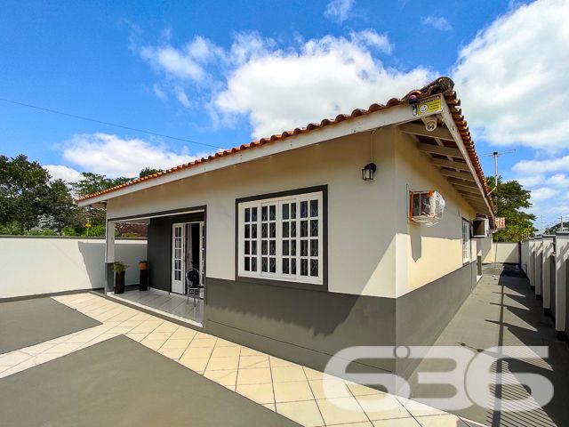LINDA CASA COM SUÍTE + DORMITÓRIO EM SÃO FRANCISCO DO SUL!
Descubra o refúgio perfeito em São Francisco do Sul, no bairro Ervino. Esta casa de bom padrão, com 160m² de área construída em um terreno de 360m², está a apenas 800 metros da praia, prometendo um estilo de vida tranquilo e repleto de momentos felizes ao lado da natureza.
CONFORTO, SEGURANÇA E LAZER EM UM SÓ LUGAR:
Com um dormitório aconchegante, suíte espaçosa, dois banheiros, e uma sala de estar convidativa, esta casa é ideal para quem busca conforto e privacidade. A área de festas com churrasqueira e fogão a lenha é perfeita para reunir amigos e família, enquanto o jardim e a edícula oferecem ainda mais espaço para seu lazer e hobbies.
UMA LOCALIZAÇÃO PRIVILEGIADA:
Situada no bairro Ervino, conhecido por sua tranquilidade e beleza natural, esta propriedade fica perto de vias de acesso e serviços públicos essenciais, garantindo facilidade no seu dia a dia. A cerca elétrica e a vigilância eletrônica proporcionam segurança e paz de espírito.
636 NEGÓCIOS IMOBILIÁRIOS - SUA MELHOR ESCOLHA:
Com mais de três décadas de experiência, a 636 Negócios Imobiliários é especialista em transformar sonhos em realidade. Nossa equipe está pronta para ajudá-lo a encontrar o lar ideal.
Telefone: (47) 3448-3636
WhatsApp: (47) 99190-0636
Não perca esta chance única de viver perto do mar! Para mais detalhes, visite nosso site: i636.com.br