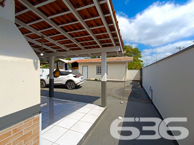 LINDA CASA COM SUÍTE + DORMITÓRIO EM SÃO FRANCISCO DO SUL!
Descubra o refúgio perfeito em São Francisco do Sul, no bairro Ervino. Esta casa de bom padrão, com 160m² de área construída em um terreno de 360m², está a apenas 800 metros da praia, prometendo um estilo de vida tranquilo e repleto de momentos felizes ao lado da natureza.
CONFORTO, SEGURANÇA E LAZER EM UM SÓ LUGAR:
Com um dormitório aconchegante, suíte espaçosa, dois banheiros, e uma sala de estar convidativa, esta casa é ideal para quem busca conforto e privacidade. A área de festas com churrasqueira e fogão a lenha é perfeita para reunir amigos e família, enquanto o jardim e a edícula oferecem ainda mais espaço para seu lazer e hobbies.
UMA LOCALIZAÇÃO PRIVILEGIADA:
Situada no bairro Ervino, conhecido por sua tranquilidade e beleza natural, esta propriedade fica perto de vias de acesso e serviços públicos essenciais, garantindo facilidade no seu dia a dia. A cerca elétrica e a vigilância eletrônica proporcionam segurança e paz de espírito.
636 NEGÓCIOS IMOBILIÁRIOS - SUA MELHOR ESCOLHA:
Com mais de três décadas de experiência, a 636 Negócios Imobiliários é especialista em transformar sonhos em realidade. Nossa equipe está pronta para ajudá-lo a encontrar o lar ideal.
Telefone: (47) 3448-3636
WhatsApp: (47) 99190-0636
Não perca esta chance única de viver perto do mar! Para mais detalhes, visite nosso site: i636.com.br