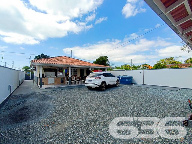 LINDA CASA COM SUÍTE + DORMITÓRIO EM SÃO FRANCISCO DO SUL!
Descubra o refúgio perfeito em São Francisco do Sul, no bairro Ervino. Esta casa de bom padrão, com 160m² de área construída em um terreno de 360m², está a apenas 800 metros da praia, prometendo um estilo de vida tranquilo e repleto de momentos felizes ao lado da natureza.
CONFORTO, SEGURANÇA E LAZER EM UM SÓ LUGAR:
Com um dormitório aconchegante, suíte espaçosa, dois banheiros, e uma sala de estar convidativa, esta casa é ideal para quem busca conforto e privacidade. A área de festas com churrasqueira e fogão a lenha é perfeita para reunir amigos e família, enquanto o jardim e a edícula oferecem ainda mais espaço para seu lazer e hobbies.
UMA LOCALIZAÇÃO PRIVILEGIADA:
Situada no bairro Ervino, conhecido por sua tranquilidade e beleza natural, esta propriedade fica perto de vias de acesso e serviços públicos essenciais, garantindo facilidade no seu dia a dia. A cerca elétrica e a vigilância eletrônica proporcionam segurança e paz de espírito.
636 NEGÓCIOS IMOBILIÁRIOS - SUA MELHOR ESCOLHA:
Com mais de três décadas de experiência, a 636 Negócios Imobiliários é especialista em transformar sonhos em realidade. Nossa equipe está pronta para ajudá-lo a encontrar o lar ideal.
Telefone: (47) 3448-3636
WhatsApp: (47) 99190-0636
Não perca esta chance única de viver perto do mar! Para mais detalhes, visite nosso site: i636.com.br