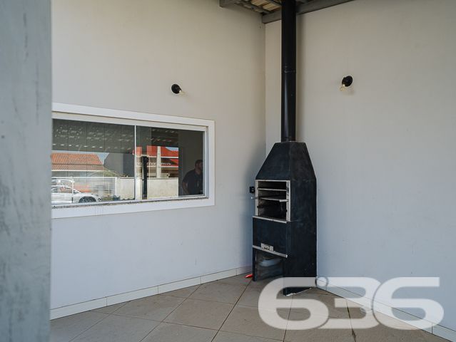 Localizada na tranquila e bela cidade de Balneário Barra do Sul - SC, no bairro Costeira, esta encantadora residência térrea oferece uma excelente oportunidade para quem busca conforto, segurança e qualidade de vida. Proporcionando um ambiente perfeito para a vida familiar.

Ao entrar, você será recebido em um ambiente acolhedor e totalmente mobiliado. A casa dispõe de duas confortáveis salas, sendo uma de estar e outra de jantar, perfeitas para reunir família e amigos. A cozinha espaçosa está equipada com móveis embutidos e uma prática churrasqueira, ideal para preparar deliciosas refeições enquanto desfruta de momentos de descontração.

Os dois dormitórios oferecem privacidade e conforto, complementados por um banheiro moderno com acabamentos de qualidade. A área externa da residência inclui um agradável jardim e uma área de festas coberta, proporcionando um espaço excelente para entretenimento ao ar livre.

O imóvel conta ainda com garagem coberta e descoberta, oferecendo facilidade de acesso e segurança para seus veículos. Além disso, a casa é cercada, garantindo privacidade e segurança, e está equipada com conexão à internet, tornando-a ideal também para quem deseja trabalhar de casa.

Permita-se viver em um ambiente onde cada detalhe foi pensado para proporcionar bem-estar e praticidade.

Em 636 Negócios Imobiliários, entendemos que uma grande empresa é construída com grandes pessoas, e estamos aqui para ajudá-lo a encontrar o grande lar dos seus sonhos. Venha conhecer este encantador imóvel e imagine-se vivendo os melhores momentos da sua vida aqui!
 
636 NEGÓCIOS IMOBILIÁRIOS: A SUA MELHOR ESCOLHA
Com mais de 30 anos de experiência, a 636 Negócios Imobiliários é sua parceira ideal para encontrar o imóvel perfeito. Estamos prontos para ajudá-lo a fazer deste imóvel o seu novo lar.
 
Telefone: (47) 3451-0636
WhatsApp: (47) 99190-0636
 
Não perca esta oportunidade única. Visite nosso site para mais informações: i636.com.br