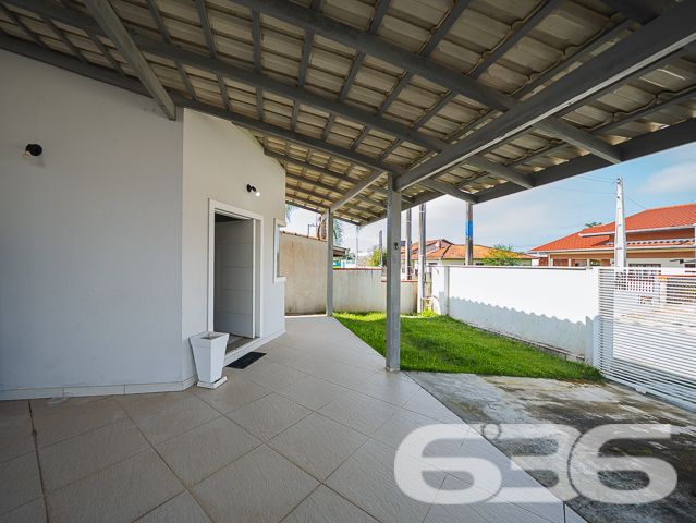 Localizada na tranquila e bela cidade de Balneário Barra do Sul - SC, no bairro Costeira, esta encantadora residência térrea oferece uma excelente oportunidade para quem busca conforto, segurança e qualidade de vida. Proporcionando um ambiente perfeito para a vida familiar.

Ao entrar, você será recebido em um ambiente acolhedor e totalmente mobiliado. A casa dispõe de duas confortáveis salas, sendo uma de estar e outra de jantar, perfeitas para reunir família e amigos. A cozinha espaçosa está equipada com móveis embutidos e uma prática churrasqueira, ideal para preparar deliciosas refeições enquanto desfruta de momentos de descontração.

Os dois dormitórios oferecem privacidade e conforto, complementados por um banheiro moderno com acabamentos de qualidade. A área externa da residência inclui um agradável jardim e uma área de festas coberta, proporcionando um espaço excelente para entretenimento ao ar livre.

O imóvel conta ainda com garagem coberta e descoberta, oferecendo facilidade de acesso e segurança para seus veículos. Além disso, a casa é cercada, garantindo privacidade e segurança, e está equipada com conexão à internet, tornando-a ideal também para quem deseja trabalhar de casa.

Permita-se viver em um ambiente onde cada detalhe foi pensado para proporcionar bem-estar e praticidade.

Em 636 Negócios Imobiliários, entendemos que uma grande empresa é construída com grandes pessoas, e estamos aqui para ajudá-lo a encontrar o grande lar dos seus sonhos. Venha conhecer este encantador imóvel e imagine-se vivendo os melhores momentos da sua vida aqui!
 
636 NEGÓCIOS IMOBILIÁRIOS: A SUA MELHOR ESCOLHA
Com mais de 30 anos de experiência, a 636 Negócios Imobiliários é sua parceira ideal para encontrar o imóvel perfeito. Estamos prontos para ajudá-lo a fazer deste imóvel o seu novo lar.
 
Telefone: (47) 3451-0636
WhatsApp: (47) 99190-0636
 
Não perca esta oportunidade única. Visite nosso site para mais informações: i636.com.br