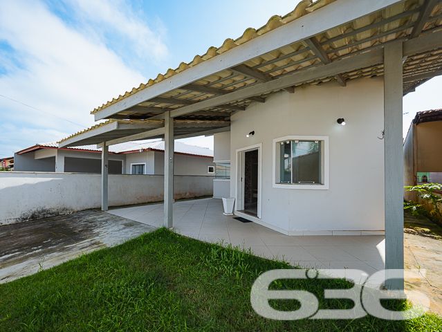 Localizada na tranquila e bela cidade de Balneário Barra do Sul - SC, no bairro Costeira, esta encantadora residência térrea oferece uma excelente oportunidade para quem busca conforto, segurança e qualidade de vida. Proporcionando um ambiente perfeito para a vida familiar.

Ao entrar, você será recebido em um ambiente acolhedor e totalmente mobiliado. A casa dispõe de duas confortáveis salas, sendo uma de estar e outra de jantar, perfeitas para reunir família e amigos. A cozinha espaçosa está equipada com móveis embutidos e uma prática churrasqueira, ideal para preparar deliciosas refeições enquanto desfruta de momentos de descontração.

Os dois dormitórios oferecem privacidade e conforto, complementados por um banheiro moderno com acabamentos de qualidade. A área externa da residência inclui um agradável jardim e uma área de festas coberta, proporcionando um espaço excelente para entretenimento ao ar livre.

O imóvel conta ainda com garagem coberta e descoberta, oferecendo facilidade de acesso e segurança para seus veículos. Além disso, a casa é cercada, garantindo privacidade e segurança, e está equipada com conexão à internet, tornando-a ideal também para quem deseja trabalhar de casa.

Permita-se viver em um ambiente onde cada detalhe foi pensado para proporcionar bem-estar e praticidade.

Em 636 Negócios Imobiliários, entendemos que uma grande empresa é construída com grandes pessoas, e estamos aqui para ajudá-lo a encontrar o grande lar dos seus sonhos. Venha conhecer este encantador imóvel e imagine-se vivendo os melhores momentos da sua vida aqui!
 
636 NEGÓCIOS IMOBILIÁRIOS: A SUA MELHOR ESCOLHA
Com mais de 30 anos de experiência, a 636 Negócios Imobiliários é sua parceira ideal para encontrar o imóvel perfeito. Estamos prontos para ajudá-lo a fazer deste imóvel o seu novo lar.
 
Telefone: (47) 3451-0636
WhatsApp: (47) 99190-0636
 
Não perca esta oportunidade única. Visite nosso site para mais informações: i636.com.br