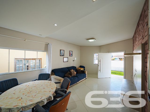Localizada na tranquila e bela cidade de Balneário Barra do Sul - SC, no bairro Costeira, esta encantadora residência térrea oferece uma excelente oportunidade para quem busca conforto, segurança e qualidade de vida. Proporcionando um ambiente perfeito para a vida familiar.

Ao entrar, você será recebido em um ambiente acolhedor e totalmente mobiliado. A casa dispõe de duas confortáveis salas, sendo uma de estar e outra de jantar, perfeitas para reunir família e amigos. A cozinha espaçosa está equipada com móveis embutidos e uma prática churrasqueira, ideal para preparar deliciosas refeições enquanto desfruta de momentos de descontração.

Os dois dormitórios oferecem privacidade e conforto, complementados por um banheiro moderno com acabamentos de qualidade. A área externa da residência inclui um agradável jardim e uma área de festas coberta, proporcionando um espaço excelente para entretenimento ao ar livre.

O imóvel conta ainda com garagem coberta e descoberta, oferecendo facilidade de acesso e segurança para seus veículos. Além disso, a casa é cercada, garantindo privacidade e segurança, e está equipada com conexão à internet, tornando-a ideal também para quem deseja trabalhar de casa.

Permita-se viver em um ambiente onde cada detalhe foi pensado para proporcionar bem-estar e praticidade.

Em 636 Negócios Imobiliários, entendemos que uma grande empresa é construída com grandes pessoas, e estamos aqui para ajudá-lo a encontrar o grande lar dos seus sonhos. Venha conhecer este encantador imóvel e imagine-se vivendo os melhores momentos da sua vida aqui!
 
636 NEGÓCIOS IMOBILIÁRIOS: A SUA MELHOR ESCOLHA
Com mais de 30 anos de experiência, a 636 Negócios Imobiliários é sua parceira ideal para encontrar o imóvel perfeito. Estamos prontos para ajudá-lo a fazer deste imóvel o seu novo lar.
 
Telefone: (47) 3451-0636
WhatsApp: (47) 99190-0636
 
Não perca esta oportunidade única. Visite nosso site para mais informações: i636.com.br