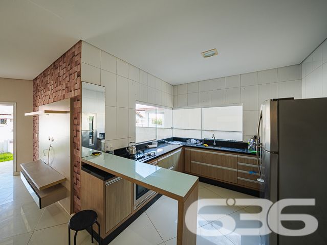 Localizada na tranquila e bela cidade de Balneário Barra do Sul - SC, no bairro Costeira, esta encantadora residência térrea oferece uma excelente oportunidade para quem busca conforto, segurança e qualidade de vida. Proporcionando um ambiente perfeito para a vida familiar.

Ao entrar, você será recebido em um ambiente acolhedor e totalmente mobiliado. A casa dispõe de duas confortáveis salas, sendo uma de estar e outra de jantar, perfeitas para reunir família e amigos. A cozinha espaçosa está equipada com móveis embutidos e uma prática churrasqueira, ideal para preparar deliciosas refeições enquanto desfruta de momentos de descontração.

Os dois dormitórios oferecem privacidade e conforto, complementados por um banheiro moderno com acabamentos de qualidade. A área externa da residência inclui um agradável jardim e uma área de festas coberta, proporcionando um espaço excelente para entretenimento ao ar livre.

O imóvel conta ainda com garagem coberta e descoberta, oferecendo facilidade de acesso e segurança para seus veículos. Além disso, a casa é cercada, garantindo privacidade e segurança, e está equipada com conexão à internet, tornando-a ideal também para quem deseja trabalhar de casa.

Permita-se viver em um ambiente onde cada detalhe foi pensado para proporcionar bem-estar e praticidade.

Em 636 Negócios Imobiliários, entendemos que uma grande empresa é construída com grandes pessoas, e estamos aqui para ajudá-lo a encontrar o grande lar dos seus sonhos. Venha conhecer este encantador imóvel e imagine-se vivendo os melhores momentos da sua vida aqui!
 
636 NEGÓCIOS IMOBILIÁRIOS: A SUA MELHOR ESCOLHA
Com mais de 30 anos de experiência, a 636 Negócios Imobiliários é sua parceira ideal para encontrar o imóvel perfeito. Estamos prontos para ajudá-lo a fazer deste imóvel o seu novo lar.
 
Telefone: (47) 3451-0636
WhatsApp: (47) 99190-0636
 
Não perca esta oportunidade única. Visite nosso site para mais informações: i636.com.br