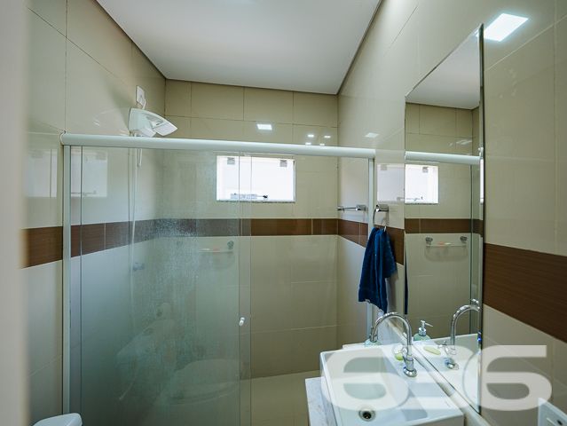 Localizada na tranquila e bela cidade de Balneário Barra do Sul - SC, no bairro Costeira, esta encantadora residência térrea oferece uma excelente oportunidade para quem busca conforto, segurança e qualidade de vida. Proporcionando um ambiente perfeito para a vida familiar.

Ao entrar, você será recebido em um ambiente acolhedor e totalmente mobiliado. A casa dispõe de duas confortáveis salas, sendo uma de estar e outra de jantar, perfeitas para reunir família e amigos. A cozinha espaçosa está equipada com móveis embutidos e uma prática churrasqueira, ideal para preparar deliciosas refeições enquanto desfruta de momentos de descontração.

Os dois dormitórios oferecem privacidade e conforto, complementados por um banheiro moderno com acabamentos de qualidade. A área externa da residência inclui um agradável jardim e uma área de festas coberta, proporcionando um espaço excelente para entretenimento ao ar livre.

O imóvel conta ainda com garagem coberta e descoberta, oferecendo facilidade de acesso e segurança para seus veículos. Além disso, a casa é cercada, garantindo privacidade e segurança, e está equipada com conexão à internet, tornando-a ideal também para quem deseja trabalhar de casa.

Permita-se viver em um ambiente onde cada detalhe foi pensado para proporcionar bem-estar e praticidade.

Em 636 Negócios Imobiliários, entendemos que uma grande empresa é construída com grandes pessoas, e estamos aqui para ajudá-lo a encontrar o grande lar dos seus sonhos. Venha conhecer este encantador imóvel e imagine-se vivendo os melhores momentos da sua vida aqui!
 
636 NEGÓCIOS IMOBILIÁRIOS: A SUA MELHOR ESCOLHA
Com mais de 30 anos de experiência, a 636 Negócios Imobiliários é sua parceira ideal para encontrar o imóvel perfeito. Estamos prontos para ajudá-lo a fazer deste imóvel o seu novo lar.
 
Telefone: (47) 3451-0636
WhatsApp: (47) 99190-0636
 
Não perca esta oportunidade única. Visite nosso site para mais informações: i636.com.br