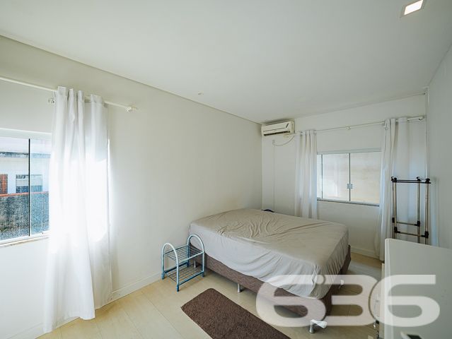 Localizada na tranquila e bela cidade de Balneário Barra do Sul - SC, no bairro Costeira, esta encantadora residência térrea oferece uma excelente oportunidade para quem busca conforto, segurança e qualidade de vida. Proporcionando um ambiente perfeito para a vida familiar.

Ao entrar, você será recebido em um ambiente acolhedor e totalmente mobiliado. A casa dispõe de duas confortáveis salas, sendo uma de estar e outra de jantar, perfeitas para reunir família e amigos. A cozinha espaçosa está equipada com móveis embutidos e uma prática churrasqueira, ideal para preparar deliciosas refeições enquanto desfruta de momentos de descontração.

Os dois dormitórios oferecem privacidade e conforto, complementados por um banheiro moderno com acabamentos de qualidade. A área externa da residência inclui um agradável jardim e uma área de festas coberta, proporcionando um espaço excelente para entretenimento ao ar livre.

O imóvel conta ainda com garagem coberta e descoberta, oferecendo facilidade de acesso e segurança para seus veículos. Além disso, a casa é cercada, garantindo privacidade e segurança, e está equipada com conexão à internet, tornando-a ideal também para quem deseja trabalhar de casa.

Permita-se viver em um ambiente onde cada detalhe foi pensado para proporcionar bem-estar e praticidade.

Em 636 Negócios Imobiliários, entendemos que uma grande empresa é construída com grandes pessoas, e estamos aqui para ajudá-lo a encontrar o grande lar dos seus sonhos. Venha conhecer este encantador imóvel e imagine-se vivendo os melhores momentos da sua vida aqui!
 
636 NEGÓCIOS IMOBILIÁRIOS: A SUA MELHOR ESCOLHA
Com mais de 30 anos de experiência, a 636 Negócios Imobiliários é sua parceira ideal para encontrar o imóvel perfeito. Estamos prontos para ajudá-lo a fazer deste imóvel o seu novo lar.
 
Telefone: (47) 3451-0636
WhatsApp: (47) 99190-0636
 
Não perca esta oportunidade única. Visite nosso site para mais informações: i636.com.br
