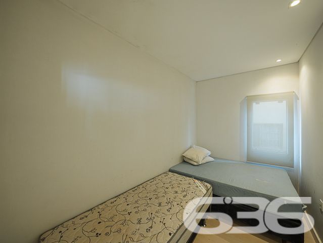 Localizada na tranquila e bela cidade de Balneário Barra do Sul - SC, no bairro Costeira, esta encantadora residência térrea oferece uma excelente oportunidade para quem busca conforto, segurança e qualidade de vida. Proporcionando um ambiente perfeito para a vida familiar.

Ao entrar, você será recebido em um ambiente acolhedor e totalmente mobiliado. A casa dispõe de duas confortáveis salas, sendo uma de estar e outra de jantar, perfeitas para reunir família e amigos. A cozinha espaçosa está equipada com móveis embutidos e uma prática churrasqueira, ideal para preparar deliciosas refeições enquanto desfruta de momentos de descontração.

Os dois dormitórios oferecem privacidade e conforto, complementados por um banheiro moderno com acabamentos de qualidade. A área externa da residência inclui um agradável jardim e uma área de festas coberta, proporcionando um espaço excelente para entretenimento ao ar livre.

O imóvel conta ainda com garagem coberta e descoberta, oferecendo facilidade de acesso e segurança para seus veículos. Além disso, a casa é cercada, garantindo privacidade e segurança, e está equipada com conexão à internet, tornando-a ideal também para quem deseja trabalhar de casa.

Permita-se viver em um ambiente onde cada detalhe foi pensado para proporcionar bem-estar e praticidade.

Em 636 Negócios Imobiliários, entendemos que uma grande empresa é construída com grandes pessoas, e estamos aqui para ajudá-lo a encontrar o grande lar dos seus sonhos. Venha conhecer este encantador imóvel e imagine-se vivendo os melhores momentos da sua vida aqui!
 
636 NEGÓCIOS IMOBILIÁRIOS: A SUA MELHOR ESCOLHA
Com mais de 30 anos de experiência, a 636 Negócios Imobiliários é sua parceira ideal para encontrar o imóvel perfeito. Estamos prontos para ajudá-lo a fazer deste imóvel o seu novo lar.
 
Telefone: (47) 3451-0636
WhatsApp: (47) 99190-0636
 
Não perca esta oportunidade única. Visite nosso site para mais informações: i636.com.br