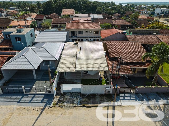 Localizada na tranquila e bela cidade de Balneário Barra do Sul - SC, no bairro Costeira, esta encantadora residência térrea oferece uma excelente oportunidade para quem busca conforto, segurança e qualidade de vida. Proporcionando um ambiente perfeito para a vida familiar.

Ao entrar, você será recebido em um ambiente acolhedor e totalmente mobiliado. A casa dispõe de duas confortáveis salas, sendo uma de estar e outra de jantar, perfeitas para reunir família e amigos. A cozinha espaçosa está equipada com móveis embutidos e uma prática churrasqueira, ideal para preparar deliciosas refeições enquanto desfruta de momentos de descontração.

Os dois dormitórios oferecem privacidade e conforto, complementados por um banheiro moderno com acabamentos de qualidade. A área externa da residência inclui um agradável jardim e uma área de festas coberta, proporcionando um espaço excelente para entretenimento ao ar livre.

O imóvel conta ainda com garagem coberta e descoberta, oferecendo facilidade de acesso e segurança para seus veículos. Além disso, a casa é cercada, garantindo privacidade e segurança, e está equipada com conexão à internet, tornando-a ideal também para quem deseja trabalhar de casa.

Permita-se viver em um ambiente onde cada detalhe foi pensado para proporcionar bem-estar e praticidade.

Em 636 Negócios Imobiliários, entendemos que uma grande empresa é construída com grandes pessoas, e estamos aqui para ajudá-lo a encontrar o grande lar dos seus sonhos. Venha conhecer este encantador imóvel e imagine-se vivendo os melhores momentos da sua vida aqui!
 
636 NEGÓCIOS IMOBILIÁRIOS: A SUA MELHOR ESCOLHA
Com mais de 30 anos de experiência, a 636 Negócios Imobiliários é sua parceira ideal para encontrar o imóvel perfeito. Estamos prontos para ajudá-lo a fazer deste imóvel o seu novo lar.
 
Telefone: (47) 3451-0636
WhatsApp: (47) 99190-0636
 
Não perca esta oportunidade única. Visite nosso site para mais informações: i636.com.br