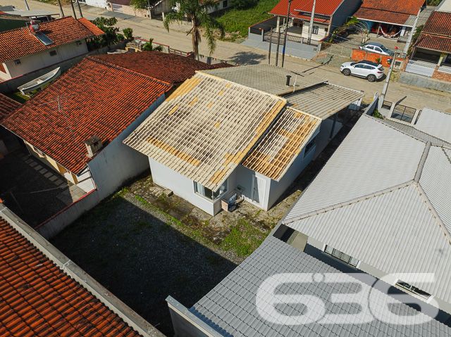 Localizada na tranquila e bela cidade de Balneário Barra do Sul - SC, no bairro Costeira, esta encantadora residência térrea oferece uma excelente oportunidade para quem busca conforto, segurança e qualidade de vida. Proporcionando um ambiente perfeito para a vida familiar.

Ao entrar, você será recebido em um ambiente acolhedor e totalmente mobiliado. A casa dispõe de duas confortáveis salas, sendo uma de estar e outra de jantar, perfeitas para reunir família e amigos. A cozinha espaçosa está equipada com móveis embutidos e uma prática churrasqueira, ideal para preparar deliciosas refeições enquanto desfruta de momentos de descontração.

Os dois dormitórios oferecem privacidade e conforto, complementados por um banheiro moderno com acabamentos de qualidade. A área externa da residência inclui um agradável jardim e uma área de festas coberta, proporcionando um espaço excelente para entretenimento ao ar livre.

O imóvel conta ainda com garagem coberta e descoberta, oferecendo facilidade de acesso e segurança para seus veículos. Além disso, a casa é cercada, garantindo privacidade e segurança, e está equipada com conexão à internet, tornando-a ideal também para quem deseja trabalhar de casa.

Permita-se viver em um ambiente onde cada detalhe foi pensado para proporcionar bem-estar e praticidade.

Em 636 Negócios Imobiliários, entendemos que uma grande empresa é construída com grandes pessoas, e estamos aqui para ajudá-lo a encontrar o grande lar dos seus sonhos. Venha conhecer este encantador imóvel e imagine-se vivendo os melhores momentos da sua vida aqui!
 
636 NEGÓCIOS IMOBILIÁRIOS: A SUA MELHOR ESCOLHA
Com mais de 30 anos de experiência, a 636 Negócios Imobiliários é sua parceira ideal para encontrar o imóvel perfeito. Estamos prontos para ajudá-lo a fazer deste imóvel o seu novo lar.
 
Telefone: (47) 3451-0636
WhatsApp: (47) 99190-0636
 
Não perca esta oportunidade única. Visite nosso site para mais informações: i636.com.br
