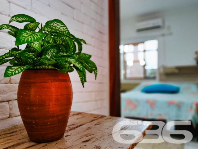 Conforto, Praticidade e Localização Privilegiada em Balneário Barra do Sul

Venha conhecer esta charmosa residência geminada térrea de esquina, estrategicamente localizada no Centro de Balneário Barra do Sul, uma das regiões mais valorizadas e desejadas da cidade. Construída em 2013, com uma área averbada de 70,72m² e terreno com 116,63m², esta propriedade oferece a combinação perfeita entre modernidade, funcionalidade e aconchego.

Características do Imóvel:

Espaço Externo: Um belo jardim decorado com plantas e pedriscos, perfeito para momentos de lazer ao ar livre. A varanda coberta é um convite ao descanso, equipada com redes que proporcionam um toque de tranquilidade.
Área Gourmet: Churrasqueira revestida em tijolos, acompanhada de bancada e pia, ideal para reunir a família e amigos em confraternizações.
Área Interna: O imóvel conta com uma sala de estar integrada à cozinha e copa, oferecendo amplitude e praticidade ao dia a dia. Os móveis planejados da cozinha garantem funcionalidade e organização.
Acomodações: São 2 dormitórios, incluindo 1 suíte, que oferecem conforto e privacidade. A residência ainda dispõe de um banheiro social moderno e bem equipado.
Infraestrutura: Garagem coberta e descoberta, área de serviço funcional, e espaço lateral para organização, com varal e local para bicicletas.
Outros Benefícios: Imóvel murado, permitindo segurança e privacidade. Aceita animais de estimação.
Localização Privilegiada: Este imóvel está situado em uma rua pavimentada, próximo a serviços essenciais como mercados, farmácias, padarias, escolas e bancos, além da prefeitura municipal. Ideal para quem busca praticidade sem abrir mão da tranquilidade.

Dimensões do Terreno:

Frente e fundos: 8m
Laterais: 15m
Geometria regular e topografia plana, facilitando qualquer adaptação.
Por que Escolher Este Imóvel? Se você está em busca de um lar que ofereça conforto, beleza e praticidade, esta é a oportunidade ideal. Perfeito para famílias, casais ou investidores, esta residência reúne todas as qualidades para ser o seu próximo endereço ou uma excelente fonte de renda.

Agende uma visita com a 636 Negócios Imobiliários e venha se encantar com todos os detalhes deste imóvel. Essa pode ser a casa dos seus sonhos!

636 NEGÓCIOS IMOBILIÁRIOS: A SUA MELHOR ESCOLHA
Com mais de 30 anos de experiência, a 636 Negócios Imobiliários é sua parceira ideal para encontrar o imóvel perfeito. Estamos prontos para ajudá-lo a fazer deste imóvel o seu novo lar.
 
Telefone: (47) 3451-0636
WhatsApp: (47) 99190-0636
 
Não perca esta oportunidade única. Visite nosso site para mais informações: i636.com.br