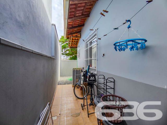 Conforto, Praticidade e Localização Privilegiada em Balneário Barra do Sul

Venha conhecer esta charmosa residência geminada térrea de esquina, estrategicamente localizada no Centro de Balneário Barra do Sul, uma das regiões mais valorizadas e desejadas da cidade. Construída em 2013, com uma área averbada de 70,72m² e terreno com 116,63m², esta propriedade oferece a combinação perfeita entre modernidade, funcionalidade e aconchego.

Características do Imóvel:

Espaço Externo: Um belo jardim decorado com plantas e pedriscos, perfeito para momentos de lazer ao ar livre. A varanda coberta é um convite ao descanso, equipada com redes que proporcionam um toque de tranquilidade.
Área Gourmet: Churrasqueira revestida em tijolos, acompanhada de bancada e pia, ideal para reunir a família e amigos em confraternizações.
Área Interna: O imóvel conta com uma sala de estar integrada à cozinha e copa, oferecendo amplitude e praticidade ao dia a dia. Os móveis planejados da cozinha garantem funcionalidade e organização.
Acomodações: São 2 dormitórios, incluindo 1 suíte, que oferecem conforto e privacidade. A residência ainda dispõe de um banheiro social moderno e bem equipado.
Infraestrutura: Garagem coberta e descoberta, área de serviço funcional, e espaço lateral para organização, com varal e local para bicicletas.
Outros Benefícios: Imóvel murado, permitindo segurança e privacidade. Aceita animais de estimação.
Localização Privilegiada: Este imóvel está situado em uma rua pavimentada, próximo a serviços essenciais como mercados, farmácias, padarias, escolas e bancos, além da prefeitura municipal. Ideal para quem busca praticidade sem abrir mão da tranquilidade.

Dimensões do Terreno:

Frente e fundos: 8m
Laterais: 15m
Geometria regular e topografia plana, facilitando qualquer adaptação.
Por que Escolher Este Imóvel? Se você está em busca de um lar que ofereça conforto, beleza e praticidade, esta é a oportunidade ideal. Perfeito para famílias, casais ou investidores, esta residência reúne todas as qualidades para ser o seu próximo endereço ou uma excelente fonte de renda.

Agende uma visita com a 636 Negócios Imobiliários e venha se encantar com todos os detalhes deste imóvel. Essa pode ser a casa dos seus sonhos!

636 NEGÓCIOS IMOBILIÁRIOS: A SUA MELHOR ESCOLHA
Com mais de 30 anos de experiência, a 636 Negócios Imobiliários é sua parceira ideal para encontrar o imóvel perfeito. Estamos prontos para ajudá-lo a fazer deste imóvel o seu novo lar.
 
Telefone: (47) 3451-0636
WhatsApp: (47) 99190-0636
 
Não perca esta oportunidade única. Visite nosso site para mais informações: i636.com.br