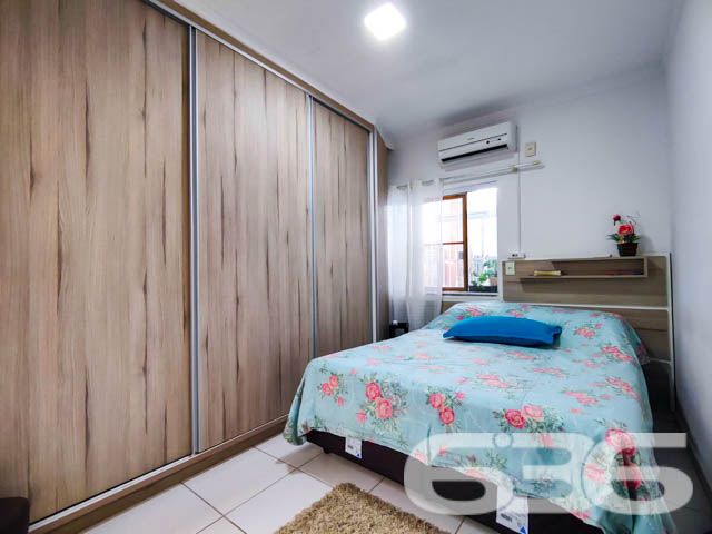 Conforto, Praticidade e Localização Privilegiada em Balneário Barra do Sul

Venha conhecer esta charmosa residência geminada térrea de esquina, estrategicamente localizada no Centro de Balneário Barra do Sul, uma das regiões mais valorizadas e desejadas da cidade. Construída em 2013, com uma área averbada de 70,72m² e terreno com 116,63m², esta propriedade oferece a combinação perfeita entre modernidade, funcionalidade e aconchego.

Características do Imóvel:

Espaço Externo: Um belo jardim decorado com plantas e pedriscos, perfeito para momentos de lazer ao ar livre. A varanda coberta é um convite ao descanso, equipada com redes que proporcionam um toque de tranquilidade.
Área Gourmet: Churrasqueira revestida em tijolos, acompanhada de bancada e pia, ideal para reunir a família e amigos em confraternizações.
Área Interna: O imóvel conta com uma sala de estar integrada à cozinha e copa, oferecendo amplitude e praticidade ao dia a dia. Os móveis planejados da cozinha garantem funcionalidade e organização.
Acomodações: São 2 dormitórios, incluindo 1 suíte, que oferecem conforto e privacidade. A residência ainda dispõe de um banheiro social moderno e bem equipado.
Infraestrutura: Garagem coberta e descoberta, área de serviço funcional, e espaço lateral para organização, com varal e local para bicicletas.
Outros Benefícios: Imóvel murado, permitindo segurança e privacidade. Aceita animais de estimação.
Localização Privilegiada: Este imóvel está situado em uma rua pavimentada, próximo a serviços essenciais como mercados, farmácias, padarias, escolas e bancos, além da prefeitura municipal. Ideal para quem busca praticidade sem abrir mão da tranquilidade.

Dimensões do Terreno:

Frente e fundos: 8m
Laterais: 15m
Geometria regular e topografia plana, facilitando qualquer adaptação.
Por que Escolher Este Imóvel? Se você está em busca de um lar que ofereça conforto, beleza e praticidade, esta é a oportunidade ideal. Perfeito para famílias, casais ou investidores, esta residência reúne todas as qualidades para ser o seu próximo endereço ou uma excelente fonte de renda.

Agende uma visita com a 636 Negócios Imobiliários e venha se encantar com todos os detalhes deste imóvel. Essa pode ser a casa dos seus sonhos!

636 NEGÓCIOS IMOBILIÁRIOS: A SUA MELHOR ESCOLHA
Com mais de 30 anos de experiência, a 636 Negócios Imobiliários é sua parceira ideal para encontrar o imóvel perfeito. Estamos prontos para ajudá-lo a fazer deste imóvel o seu novo lar.
 
Telefone: (47) 3451-0636
WhatsApp: (47) 99190-0636
 
Não perca esta oportunidade única. Visite nosso site para mais informações: i636.com.br