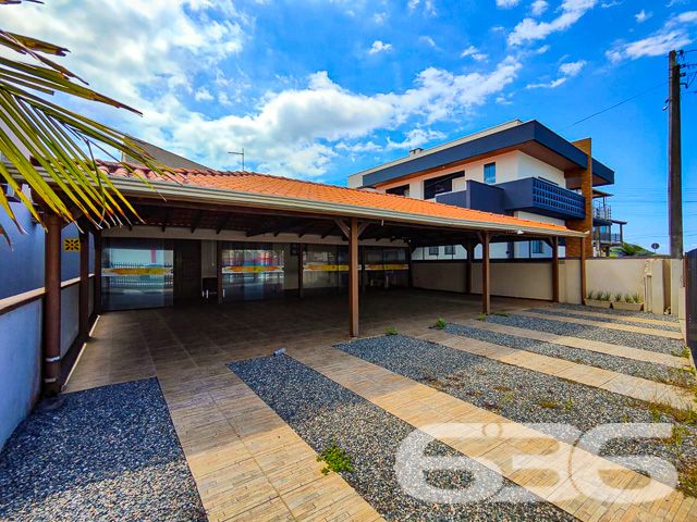 Descubra o prazer de viver onde a brisa da praia encontra o aconchego do lar. A 636 Negócios Imobiliários apresenta uma oportunidade imperdível em Balneário Barra do Sul - SC, perfeita para quem valoriza tranquilidade e conforto.

Nesta residência térrea, com uma fachada acolhedora, você será recebido por um amplo espaço de convívio externo com pavimentação que remete à tradição e rusticidade. A garagem coberta garante a proteção de seu veículo contra as intempéries, enquanto o espaço aberto convida a momentos de lazer ao ar livre.

Internamente, a casa oferece três dormitórios espaçosos que prometem repouso e privacidade para toda a família. Com uma sala de estar que exala simplicidade e conforto, você pode acomodar-se e desfrutar de momentos memoráveis ao lado de quem ama. A cozinha prática, equipada com móveis planejados, é ideal para preparar suas refeições favoritas.

Além disso, a residência conta com duas salas, permitindo que o ambiente de estar e jantar se integrem harmoniosamente, perfeito para receber amigos e familiares. A área de serviço bem dimensionada facilita a organização do dia a dia. E para os amantes de celebrações, a área de festa com churrasqueira será o cenário de encontros inesquecíveis.

A localização é um destaque à parte. A proximidade com a praia e a lagoa oferece uma experiência única de vida costeira, enquanto a facilidade de acesso a serviços essenciais como escolas, hospitais e transporte público assegura comodidade no cotidiano.

A edificação de 80m², com uma orientação solar privilegiada com face para o sul. O fato de ser murada proporciona privacidade e segurança, e a estrutura permite animais, garantindo que seus companheiros peludos também se sintam em casa.

Perfeita para famílias que buscam a serenidade de uma localização central e o conforto de uma residência pronta para criar memórias afetivas, esta casa simboliza a expertise da 636 Negócios Imobiliários em oferecer não apenas um imóvel, mas um lar para seus clientes. Com mais de 30 anos de experiência no mercado imobiliário, reconhecidos pela excelência técnico-jurídica, acreditamos que “só se constrói uma grande empresa com grandes pessoas”. E é por isso que cada espaço que selecionamos para você, reflete nosso compromisso com a qualidade e a satisfação.

Aguardamos seu contato para conhecer de perto esta residência onde cada detalhe é uma promessa de bem-estar. Viva a experiência de um lar construído com a garra, a determinação e a perfeição que só a 636 Negócios Imobiliários pode oferecer.
 
636 NEGÓCIOS IMOBILIÁRIOS: A SUA MELHOR ESCOLHA
Com mais de 30 anos de experiência, a 636 Negócios Imobiliários é sua parceira ideal para encontrar o imóvel perfeito. Estamos prontos para ajudá-lo a fazer deste imóvel o seu novo lar.
 
Telefone: (47) 3451-0636
WhatsApp: (47) 99190-0636
 
Não perca esta oportunidade única. Visite nosso site para mais informações: i636.com.br