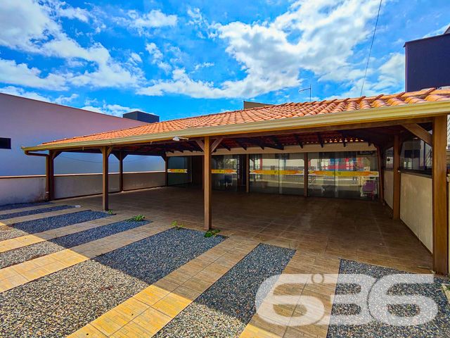 Descubra o prazer de viver onde a brisa da praia encontra o aconchego do lar. A 636 Negócios Imobiliários apresenta uma oportunidade imperdível em Balneário Barra do Sul - SC, perfeita para quem valoriza tranquilidade e conforto.

Nesta residência térrea, com uma fachada acolhedora, você será recebido por um amplo espaço de convívio externo com pavimentação que remete à tradição e rusticidade. A garagem coberta garante a proteção de seu veículo contra as intempéries, enquanto o espaço aberto convida a momentos de lazer ao ar livre.

Internamente, a casa oferece três dormitórios espaçosos que prometem repouso e privacidade para toda a família. Com uma sala de estar que exala simplicidade e conforto, você pode acomodar-se e desfrutar de momentos memoráveis ao lado de quem ama. A cozinha prática, equipada com móveis planejados, é ideal para preparar suas refeições favoritas.

Além disso, a residência conta com duas salas, permitindo que o ambiente de estar e jantar se integrem harmoniosamente, perfeito para receber amigos e familiares. A área de serviço bem dimensionada facilita a organização do dia a dia. E para os amantes de celebrações, a área de festa com churrasqueira será o cenário de encontros inesquecíveis.

A localização é um destaque à parte. A proximidade com a praia e a lagoa oferece uma experiência única de vida costeira, enquanto a facilidade de acesso a serviços essenciais como escolas, hospitais e transporte público assegura comodidade no cotidiano.

A edificação de 80m², com uma orientação solar privilegiada com face para o sul. O fato de ser murada proporciona privacidade e segurança, e a estrutura permite animais, garantindo que seus companheiros peludos também se sintam em casa.

Perfeita para famílias que buscam a serenidade de uma localização central e o conforto de uma residência pronta para criar memórias afetivas, esta casa simboliza a expertise da 636 Negócios Imobiliários em oferecer não apenas um imóvel, mas um lar para seus clientes. Com mais de 30 anos de experiência no mercado imobiliário, reconhecidos pela excelência técnico-jurídica, acreditamos que “só se constrói uma grande empresa com grandes pessoas”. E é por isso que cada espaço que selecionamos para você, reflete nosso compromisso com a qualidade e a satisfação.

Aguardamos seu contato para conhecer de perto esta residência onde cada detalhe é uma promessa de bem-estar. Viva a experiência de um lar construído com a garra, a determinação e a perfeição que só a 636 Negócios Imobiliários pode oferecer.
 
636 NEGÓCIOS IMOBILIÁRIOS: A SUA MELHOR ESCOLHA
Com mais de 30 anos de experiência, a 636 Negócios Imobiliários é sua parceira ideal para encontrar o imóvel perfeito. Estamos prontos para ajudá-lo a fazer deste imóvel o seu novo lar.
 
Telefone: (47) 3451-0636
WhatsApp: (47) 99190-0636
 
Não perca esta oportunidade única. Visite nosso site para mais informações: i636.com.br