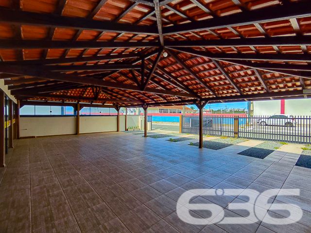Descubra o prazer de viver onde a brisa da praia encontra o aconchego do lar. A 636 Negócios Imobiliários apresenta uma oportunidade imperdível em Balneário Barra do Sul - SC, perfeita para quem valoriza tranquilidade e conforto.

Nesta residência térrea, com uma fachada acolhedora, você será recebido por um amplo espaço de convívio externo com pavimentação que remete à tradição e rusticidade. A garagem coberta garante a proteção de seu veículo contra as intempéries, enquanto o espaço aberto convida a momentos de lazer ao ar livre.

Internamente, a casa oferece três dormitórios espaçosos que prometem repouso e privacidade para toda a família. Com uma sala de estar que exala simplicidade e conforto, você pode acomodar-se e desfrutar de momentos memoráveis ao lado de quem ama. A cozinha prática, equipada com móveis planejados, é ideal para preparar suas refeições favoritas.

Além disso, a residência conta com duas salas, permitindo que o ambiente de estar e jantar se integrem harmoniosamente, perfeito para receber amigos e familiares. A área de serviço bem dimensionada facilita a organização do dia a dia. E para os amantes de celebrações, a área de festa com churrasqueira será o cenário de encontros inesquecíveis.

A localização é um destaque à parte. A proximidade com a praia e a lagoa oferece uma experiência única de vida costeira, enquanto a facilidade de acesso a serviços essenciais como escolas, hospitais e transporte público assegura comodidade no cotidiano.

A edificação de 80m², com uma orientação solar privilegiada com face para o sul. O fato de ser murada proporciona privacidade e segurança, e a estrutura permite animais, garantindo que seus companheiros peludos também se sintam em casa.

Perfeita para famílias que buscam a serenidade de uma localização central e o conforto de uma residência pronta para criar memórias afetivas, esta casa simboliza a expertise da 636 Negócios Imobiliários em oferecer não apenas um imóvel, mas um lar para seus clientes. Com mais de 30 anos de experiência no mercado imobiliário, reconhecidos pela excelência técnico-jurídica, acreditamos que “só se constrói uma grande empresa com grandes pessoas”. E é por isso que cada espaço que selecionamos para você, reflete nosso compromisso com a qualidade e a satisfação.

Aguardamos seu contato para conhecer de perto esta residência onde cada detalhe é uma promessa de bem-estar. Viva a experiência de um lar construído com a garra, a determinação e a perfeição que só a 636 Negócios Imobiliários pode oferecer.
 
636 NEGÓCIOS IMOBILIÁRIOS: A SUA MELHOR ESCOLHA
Com mais de 30 anos de experiência, a 636 Negócios Imobiliários é sua parceira ideal para encontrar o imóvel perfeito. Estamos prontos para ajudá-lo a fazer deste imóvel o seu novo lar.
 
Telefone: (47) 3451-0636
WhatsApp: (47) 99190-0636
 
Não perca esta oportunidade única. Visite nosso site para mais informações: i636.com.br