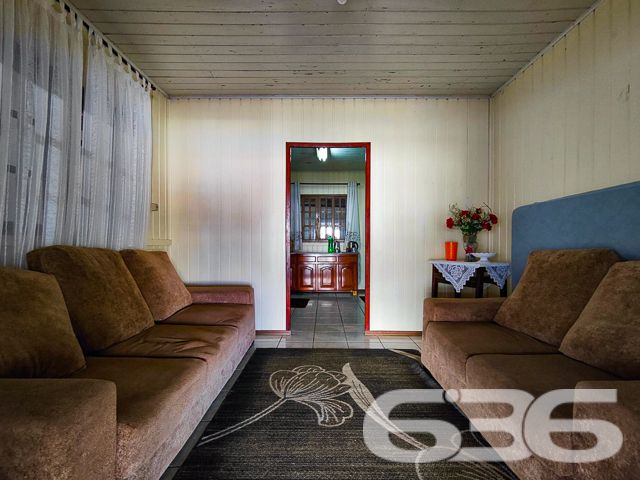 Descubra o prazer de viver onde a brisa da praia encontra o aconchego do lar. A 636 Negócios Imobiliários apresenta uma oportunidade imperdível em Balneário Barra do Sul - SC, perfeita para quem valoriza tranquilidade e conforto.

Nesta residência térrea, com uma fachada acolhedora, você será recebido por um amplo espaço de convívio externo com pavimentação que remete à tradição e rusticidade. A garagem coberta garante a proteção de seu veículo contra as intempéries, enquanto o espaço aberto convida a momentos de lazer ao ar livre.

Internamente, a casa oferece três dormitórios espaçosos que prometem repouso e privacidade para toda a família. Com uma sala de estar que exala simplicidade e conforto, você pode acomodar-se e desfrutar de momentos memoráveis ao lado de quem ama. A cozinha prática, equipada com móveis planejados, é ideal para preparar suas refeições favoritas.

Além disso, a residência conta com duas salas, permitindo que o ambiente de estar e jantar se integrem harmoniosamente, perfeito para receber amigos e familiares. A área de serviço bem dimensionada facilita a organização do dia a dia. E para os amantes de celebrações, a área de festa com churrasqueira será o cenário de encontros inesquecíveis.

A localização é um destaque à parte. A proximidade com a praia e a lagoa oferece uma experiência única de vida costeira, enquanto a facilidade de acesso a serviços essenciais como escolas, hospitais e transporte público assegura comodidade no cotidiano.

A edificação de 80m², com uma orientação solar privilegiada com face para o sul. O fato de ser murada proporciona privacidade e segurança, e a estrutura permite animais, garantindo que seus companheiros peludos também se sintam em casa.

Perfeita para famílias que buscam a serenidade de uma localização central e o conforto de uma residência pronta para criar memórias afetivas, esta casa simboliza a expertise da 636 Negócios Imobiliários em oferecer não apenas um imóvel, mas um lar para seus clientes. Com mais de 30 anos de experiência no mercado imobiliário, reconhecidos pela excelência técnico-jurídica, acreditamos que “só se constrói uma grande empresa com grandes pessoas”. E é por isso que cada espaço que selecionamos para você, reflete nosso compromisso com a qualidade e a satisfação.

Aguardamos seu contato para conhecer de perto esta residência onde cada detalhe é uma promessa de bem-estar. Viva a experiência de um lar construído com a garra, a determinação e a perfeição que só a 636 Negócios Imobiliários pode oferecer.
 
636 NEGÓCIOS IMOBILIÁRIOS: A SUA MELHOR ESCOLHA
Com mais de 30 anos de experiência, a 636 Negócios Imobiliários é sua parceira ideal para encontrar o imóvel perfeito. Estamos prontos para ajudá-lo a fazer deste imóvel o seu novo lar.
 
Telefone: (47) 3451-0636
WhatsApp: (47) 99190-0636
 
Não perca esta oportunidade única. Visite nosso site para mais informações: i636.com.br