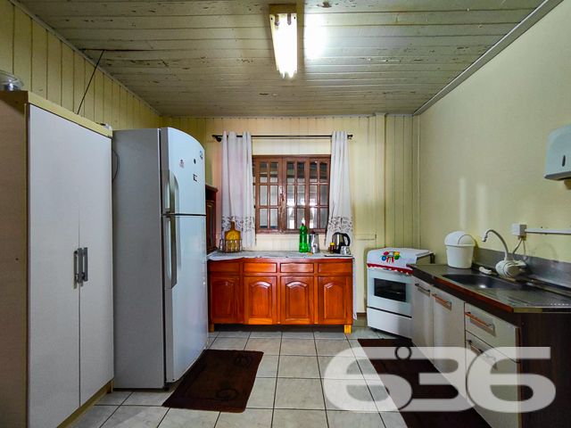 Descubra o prazer de viver onde a brisa da praia encontra o aconchego do lar. A 636 Negócios Imobiliários apresenta uma oportunidade imperdível em Balneário Barra do Sul - SC, perfeita para quem valoriza tranquilidade e conforto.

Nesta residência térrea, com uma fachada acolhedora, você será recebido por um amplo espaço de convívio externo com pavimentação que remete à tradição e rusticidade. A garagem coberta garante a proteção de seu veículo contra as intempéries, enquanto o espaço aberto convida a momentos de lazer ao ar livre.

Internamente, a casa oferece três dormitórios espaçosos que prometem repouso e privacidade para toda a família. Com uma sala de estar que exala simplicidade e conforto, você pode acomodar-se e desfrutar de momentos memoráveis ao lado de quem ama. A cozinha prática, equipada com móveis planejados, é ideal para preparar suas refeições favoritas.

Além disso, a residência conta com duas salas, permitindo que o ambiente de estar e jantar se integrem harmoniosamente, perfeito para receber amigos e familiares. A área de serviço bem dimensionada facilita a organização do dia a dia. E para os amantes de celebrações, a área de festa com churrasqueira será o cenário de encontros inesquecíveis.

A localização é um destaque à parte. A proximidade com a praia e a lagoa oferece uma experiência única de vida costeira, enquanto a facilidade de acesso a serviços essenciais como escolas, hospitais e transporte público assegura comodidade no cotidiano.

A edificação de 80m², com uma orientação solar privilegiada com face para o sul. O fato de ser murada proporciona privacidade e segurança, e a estrutura permite animais, garantindo que seus companheiros peludos também se sintam em casa.

Perfeita para famílias que buscam a serenidade de uma localização central e o conforto de uma residência pronta para criar memórias afetivas, esta casa simboliza a expertise da 636 Negócios Imobiliários em oferecer não apenas um imóvel, mas um lar para seus clientes. Com mais de 30 anos de experiência no mercado imobiliário, reconhecidos pela excelência técnico-jurídica, acreditamos que “só se constrói uma grande empresa com grandes pessoas”. E é por isso que cada espaço que selecionamos para você, reflete nosso compromisso com a qualidade e a satisfação.

Aguardamos seu contato para conhecer de perto esta residência onde cada detalhe é uma promessa de bem-estar. Viva a experiência de um lar construído com a garra, a determinação e a perfeição que só a 636 Negócios Imobiliários pode oferecer.
 
636 NEGÓCIOS IMOBILIÁRIOS: A SUA MELHOR ESCOLHA
Com mais de 30 anos de experiência, a 636 Negócios Imobiliários é sua parceira ideal para encontrar o imóvel perfeito. Estamos prontos para ajudá-lo a fazer deste imóvel o seu novo lar.
 
Telefone: (47) 3451-0636
WhatsApp: (47) 99190-0636
 
Não perca esta oportunidade única. Visite nosso site para mais informações: i636.com.br