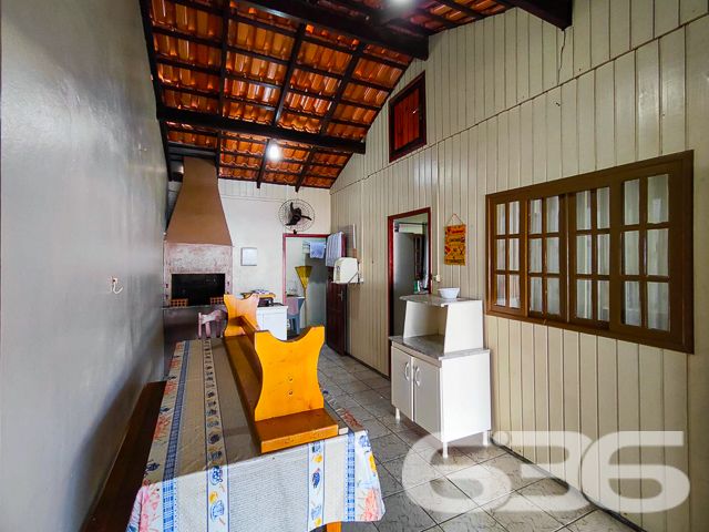 Descubra o prazer de viver onde a brisa da praia encontra o aconchego do lar. A 636 Negócios Imobiliários apresenta uma oportunidade imperdível em Balneário Barra do Sul - SC, perfeita para quem valoriza tranquilidade e conforto.

Nesta residência térrea, com uma fachada acolhedora, você será recebido por um amplo espaço de convívio externo com pavimentação que remete à tradição e rusticidade. A garagem coberta garante a proteção de seu veículo contra as intempéries, enquanto o espaço aberto convida a momentos de lazer ao ar livre.

Internamente, a casa oferece três dormitórios espaçosos que prometem repouso e privacidade para toda a família. Com uma sala de estar que exala simplicidade e conforto, você pode acomodar-se e desfrutar de momentos memoráveis ao lado de quem ama. A cozinha prática, equipada com móveis planejados, é ideal para preparar suas refeições favoritas.

Além disso, a residência conta com duas salas, permitindo que o ambiente de estar e jantar se integrem harmoniosamente, perfeito para receber amigos e familiares. A área de serviço bem dimensionada facilita a organização do dia a dia. E para os amantes de celebrações, a área de festa com churrasqueira será o cenário de encontros inesquecíveis.

A localização é um destaque à parte. A proximidade com a praia e a lagoa oferece uma experiência única de vida costeira, enquanto a facilidade de acesso a serviços essenciais como escolas, hospitais e transporte público assegura comodidade no cotidiano.

A edificação de 80m², com uma orientação solar privilegiada com face para o sul. O fato de ser murada proporciona privacidade e segurança, e a estrutura permite animais, garantindo que seus companheiros peludos também se sintam em casa.

Perfeita para famílias que buscam a serenidade de uma localização central e o conforto de uma residência pronta para criar memórias afetivas, esta casa simboliza a expertise da 636 Negócios Imobiliários em oferecer não apenas um imóvel, mas um lar para seus clientes. Com mais de 30 anos de experiência no mercado imobiliário, reconhecidos pela excelência técnico-jurídica, acreditamos que “só se constrói uma grande empresa com grandes pessoas”. E é por isso que cada espaço que selecionamos para você, reflete nosso compromisso com a qualidade e a satisfação.

Aguardamos seu contato para conhecer de perto esta residência onde cada detalhe é uma promessa de bem-estar. Viva a experiência de um lar construído com a garra, a determinação e a perfeição que só a 636 Negócios Imobiliários pode oferecer.
 
636 NEGÓCIOS IMOBILIÁRIOS: A SUA MELHOR ESCOLHA
Com mais de 30 anos de experiência, a 636 Negócios Imobiliários é sua parceira ideal para encontrar o imóvel perfeito. Estamos prontos para ajudá-lo a fazer deste imóvel o seu novo lar.
 
Telefone: (47) 3451-0636
WhatsApp: (47) 99190-0636
 
Não perca esta oportunidade única. Visite nosso site para mais informações: i636.com.br