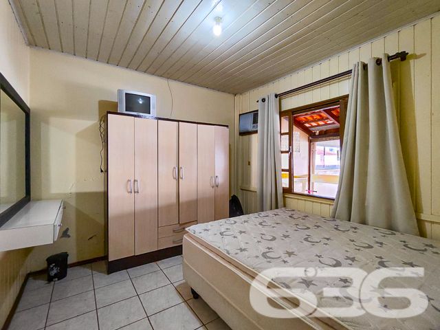 Descubra o prazer de viver onde a brisa da praia encontra o aconchego do lar. A 636 Negócios Imobiliários apresenta uma oportunidade imperdível em Balneário Barra do Sul - SC, perfeita para quem valoriza tranquilidade e conforto.

Nesta residência térrea, com uma fachada acolhedora, você será recebido por um amplo espaço de convívio externo com pavimentação que remete à tradição e rusticidade. A garagem coberta garante a proteção de seu veículo contra as intempéries, enquanto o espaço aberto convida a momentos de lazer ao ar livre.

Internamente, a casa oferece três dormitórios espaçosos que prometem repouso e privacidade para toda a família. Com uma sala de estar que exala simplicidade e conforto, você pode acomodar-se e desfrutar de momentos memoráveis ao lado de quem ama. A cozinha prática, equipada com móveis planejados, é ideal para preparar suas refeições favoritas.

Além disso, a residência conta com duas salas, permitindo que o ambiente de estar e jantar se integrem harmoniosamente, perfeito para receber amigos e familiares. A área de serviço bem dimensionada facilita a organização do dia a dia. E para os amantes de celebrações, a área de festa com churrasqueira será o cenário de encontros inesquecíveis.

A localização é um destaque à parte. A proximidade com a praia e a lagoa oferece uma experiência única de vida costeira, enquanto a facilidade de acesso a serviços essenciais como escolas, hospitais e transporte público assegura comodidade no cotidiano.

A edificação de 80m², com uma orientação solar privilegiada com face para o sul. O fato de ser murada proporciona privacidade e segurança, e a estrutura permite animais, garantindo que seus companheiros peludos também se sintam em casa.

Perfeita para famílias que buscam a serenidade de uma localização central e o conforto de uma residência pronta para criar memórias afetivas, esta casa simboliza a expertise da 636 Negócios Imobiliários em oferecer não apenas um imóvel, mas um lar para seus clientes. Com mais de 30 anos de experiência no mercado imobiliário, reconhecidos pela excelência técnico-jurídica, acreditamos que “só se constrói uma grande empresa com grandes pessoas”. E é por isso que cada espaço que selecionamos para você, reflete nosso compromisso com a qualidade e a satisfação.

Aguardamos seu contato para conhecer de perto esta residência onde cada detalhe é uma promessa de bem-estar. Viva a experiência de um lar construído com a garra, a determinação e a perfeição que só a 636 Negócios Imobiliários pode oferecer.
 
636 NEGÓCIOS IMOBILIÁRIOS: A SUA MELHOR ESCOLHA
Com mais de 30 anos de experiência, a 636 Negócios Imobiliários é sua parceira ideal para encontrar o imóvel perfeito. Estamos prontos para ajudá-lo a fazer deste imóvel o seu novo lar.
 
Telefone: (47) 3451-0636
WhatsApp: (47) 99190-0636
 
Não perca esta oportunidade única. Visite nosso site para mais informações: i636.com.br