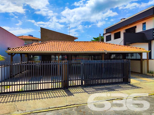 Descubra o prazer de viver onde a brisa da praia encontra o aconchego do lar. A 636 Negócios Imobiliários apresenta uma oportunidade imperdível em Balneário Barra do Sul - SC, perfeita para quem valoriza tranquilidade e conforto.

Nesta residência térrea, com uma fachada acolhedora, você será recebido por um amplo espaço de convívio externo com pavimentação que remete à tradição e rusticidade. A garagem coberta garante a proteção de seu veículo contra as intempéries, enquanto o espaço aberto convida a momentos de lazer ao ar livre.

Internamente, a casa oferece três dormitórios espaçosos que prometem repouso e privacidade para toda a família. Com uma sala de estar que exala simplicidade e conforto, você pode acomodar-se e desfrutar de momentos memoráveis ao lado de quem ama. A cozinha prática, equipada com móveis planejados, é ideal para preparar suas refeições favoritas.

Além disso, a residência conta com duas salas, permitindo que o ambiente de estar e jantar se integrem harmoniosamente, perfeito para receber amigos e familiares. A área de serviço bem dimensionada facilita a organização do dia a dia. E para os amantes de celebrações, a área de festa com churrasqueira será o cenário de encontros inesquecíveis.

A localização é um destaque à parte. A proximidade com a praia e a lagoa oferece uma experiência única de vida costeira, enquanto a facilidade de acesso a serviços essenciais como escolas, hospitais e transporte público assegura comodidade no cotidiano.

A edificação de 80m², com uma orientação solar privilegiada com face para o sul. O fato de ser murada proporciona privacidade e segurança, e a estrutura permite animais, garantindo que seus companheiros peludos também se sintam em casa.

Perfeita para famílias que buscam a serenidade de uma localização central e o conforto de uma residência pronta para criar memórias afetivas, esta casa simboliza a expertise da 636 Negócios Imobiliários em oferecer não apenas um imóvel, mas um lar para seus clientes. Com mais de 30 anos de experiência no mercado imobiliário, reconhecidos pela excelência técnico-jurídica, acreditamos que “só se constrói uma grande empresa com grandes pessoas”. E é por isso que cada espaço que selecionamos para você, reflete nosso compromisso com a qualidade e a satisfação.

Aguardamos seu contato para conhecer de perto esta residência onde cada detalhe é uma promessa de bem-estar. Viva a experiência de um lar construído com a garra, a determinação e a perfeição que só a 636 Negócios Imobiliários pode oferecer.
 
636 NEGÓCIOS IMOBILIÁRIOS: A SUA MELHOR ESCOLHA
Com mais de 30 anos de experiência, a 636 Negócios Imobiliários é sua parceira ideal para encontrar o imóvel perfeito. Estamos prontos para ajudá-lo a fazer deste imóvel o seu novo lar.
 
Telefone: (47) 3451-0636
WhatsApp: (47) 99190-0636
 
Não perca esta oportunidade única. Visite nosso site para mais informações: i636.com.br