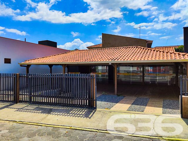 Descubra o prazer de viver onde a brisa da praia encontra o aconchego do lar. A 636 Negócios Imobiliários apresenta uma oportunidade imperdível em Balneário Barra do Sul - SC, perfeita para quem valoriza tranquilidade e conforto.

Nesta residência térrea, com uma fachada acolhedora, você será recebido por um amplo espaço de convívio externo com pavimentação que remete à tradição e rusticidade. A garagem coberta garante a proteção de seu veículo contra as intempéries, enquanto o espaço aberto convida a momentos de lazer ao ar livre.

Internamente, a casa oferece três dormitórios espaçosos que prometem repouso e privacidade para toda a família. Com uma sala de estar que exala simplicidade e conforto, você pode acomodar-se e desfrutar de momentos memoráveis ao lado de quem ama. A cozinha prática, equipada com móveis planejados, é ideal para preparar suas refeições favoritas.

Além disso, a residência conta com duas salas, permitindo que o ambiente de estar e jantar se integrem harmoniosamente, perfeito para receber amigos e familiares. A área de serviço bem dimensionada facilita a organização do dia a dia. E para os amantes de celebrações, a área de festa com churrasqueira será o cenário de encontros inesquecíveis.

A localização é um destaque à parte. A proximidade com a praia e a lagoa oferece uma experiência única de vida costeira, enquanto a facilidade de acesso a serviços essenciais como escolas, hospitais e transporte público assegura comodidade no cotidiano.

A edificação de 80m², com uma orientação solar privilegiada com face para o sul. O fato de ser murada proporciona privacidade e segurança, e a estrutura permite animais, garantindo que seus companheiros peludos também se sintam em casa.

Perfeita para famílias que buscam a serenidade de uma localização central e o conforto de uma residência pronta para criar memórias afetivas, esta casa simboliza a expertise da 636 Negócios Imobiliários em oferecer não apenas um imóvel, mas um lar para seus clientes. Com mais de 30 anos de experiência no mercado imobiliário, reconhecidos pela excelência técnico-jurídica, acreditamos que “só se constrói uma grande empresa com grandes pessoas”. E é por isso que cada espaço que selecionamos para você, reflete nosso compromisso com a qualidade e a satisfação.

Aguardamos seu contato para conhecer de perto esta residência onde cada detalhe é uma promessa de bem-estar. Viva a experiência de um lar construído com a garra, a determinação e a perfeição que só a 636 Negócios Imobiliários pode oferecer.
 
636 NEGÓCIOS IMOBILIÁRIOS: A SUA MELHOR ESCOLHA
Com mais de 30 anos de experiência, a 636 Negócios Imobiliários é sua parceira ideal para encontrar o imóvel perfeito. Estamos prontos para ajudá-lo a fazer deste imóvel o seu novo lar.
 
Telefone: (47) 3451-0636
WhatsApp: (47) 99190-0636
 
Não perca esta oportunidade única. Visite nosso site para mais informações: i636.com.br